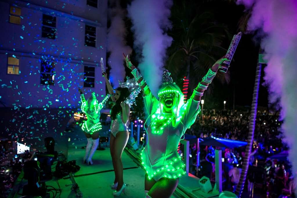 Lo último en fiesta en Miami: crucero con bebidas alcohólicas, barra libre, club nocturno y autobús de fiesta gratuito