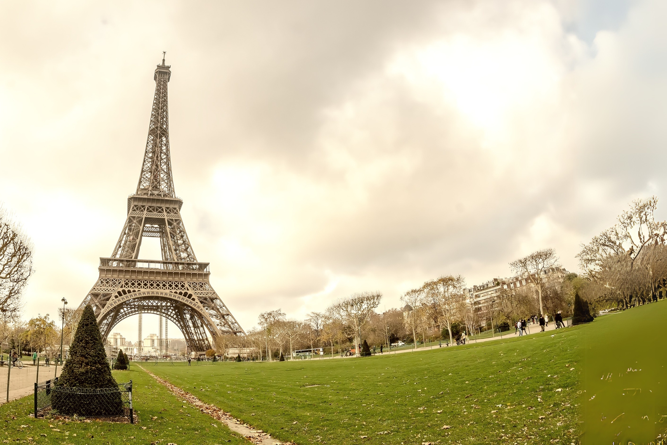 Eiffel Tower Access to 2nd Floor and Summit Option with Guide – Image 2 | WeShare