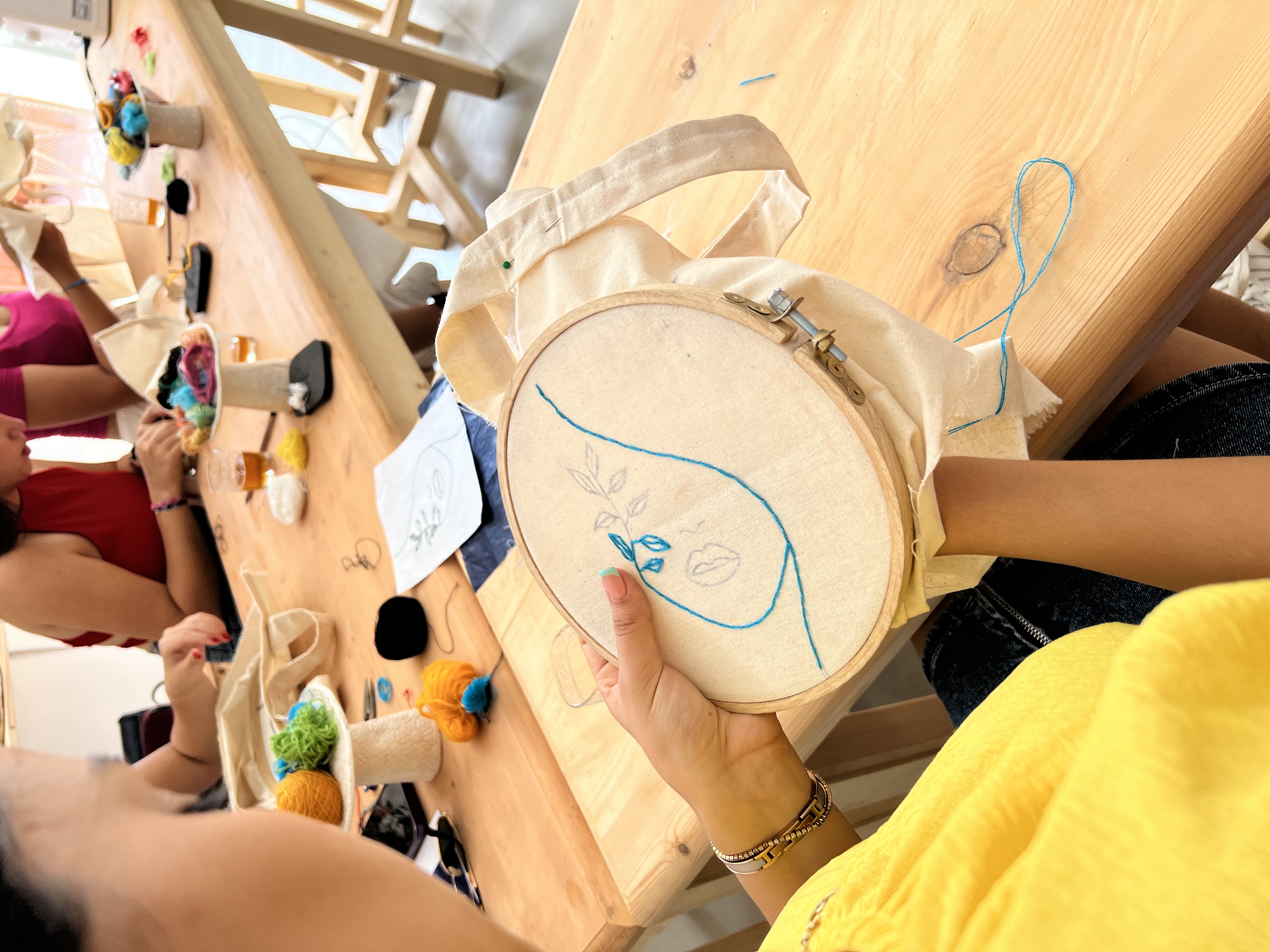 Taller de bordado de bolsos en Marrakech