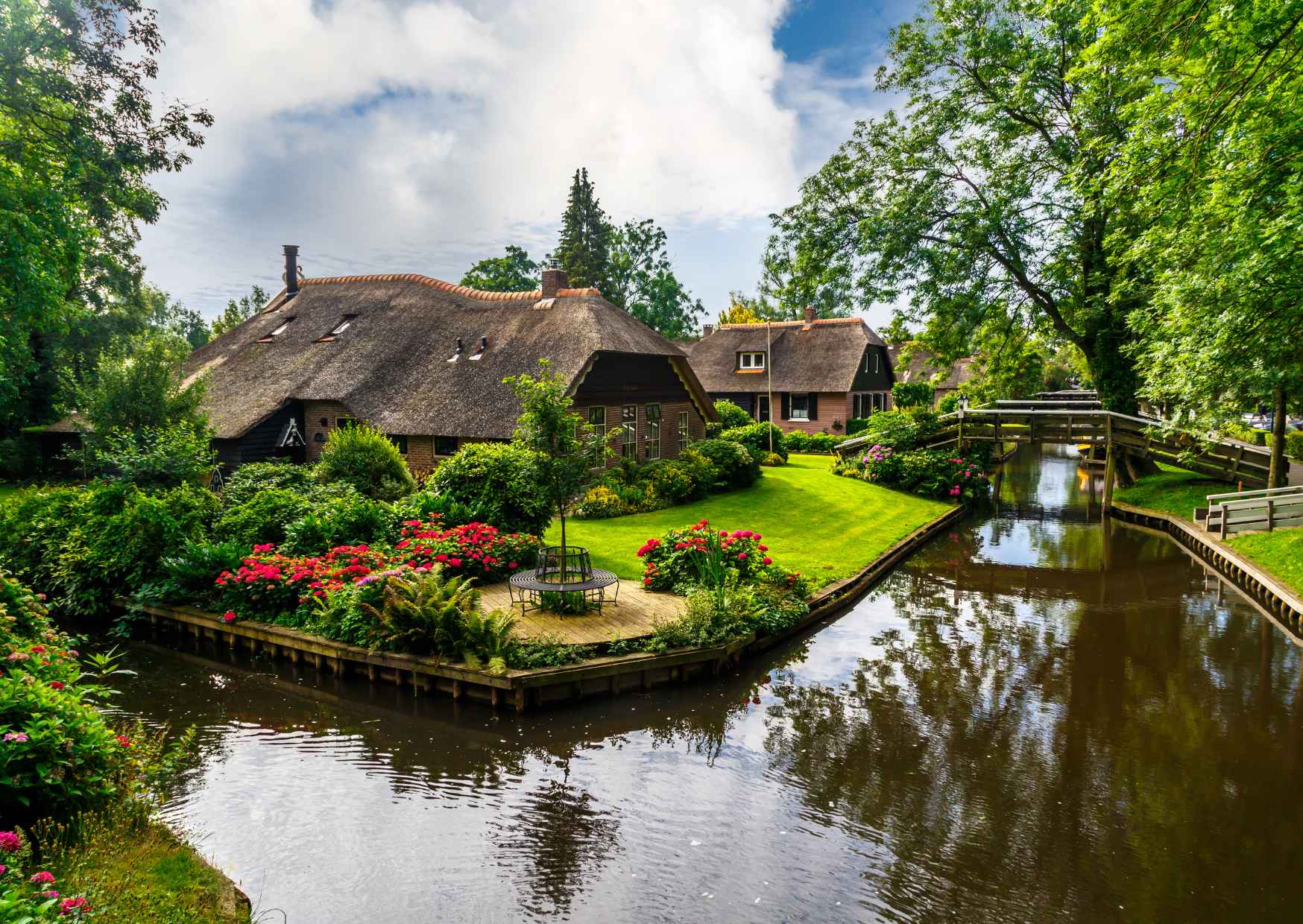 Giethoorn Guided Day Trip from Amsterdam with 1-hour Boat tour  - Photo 7
