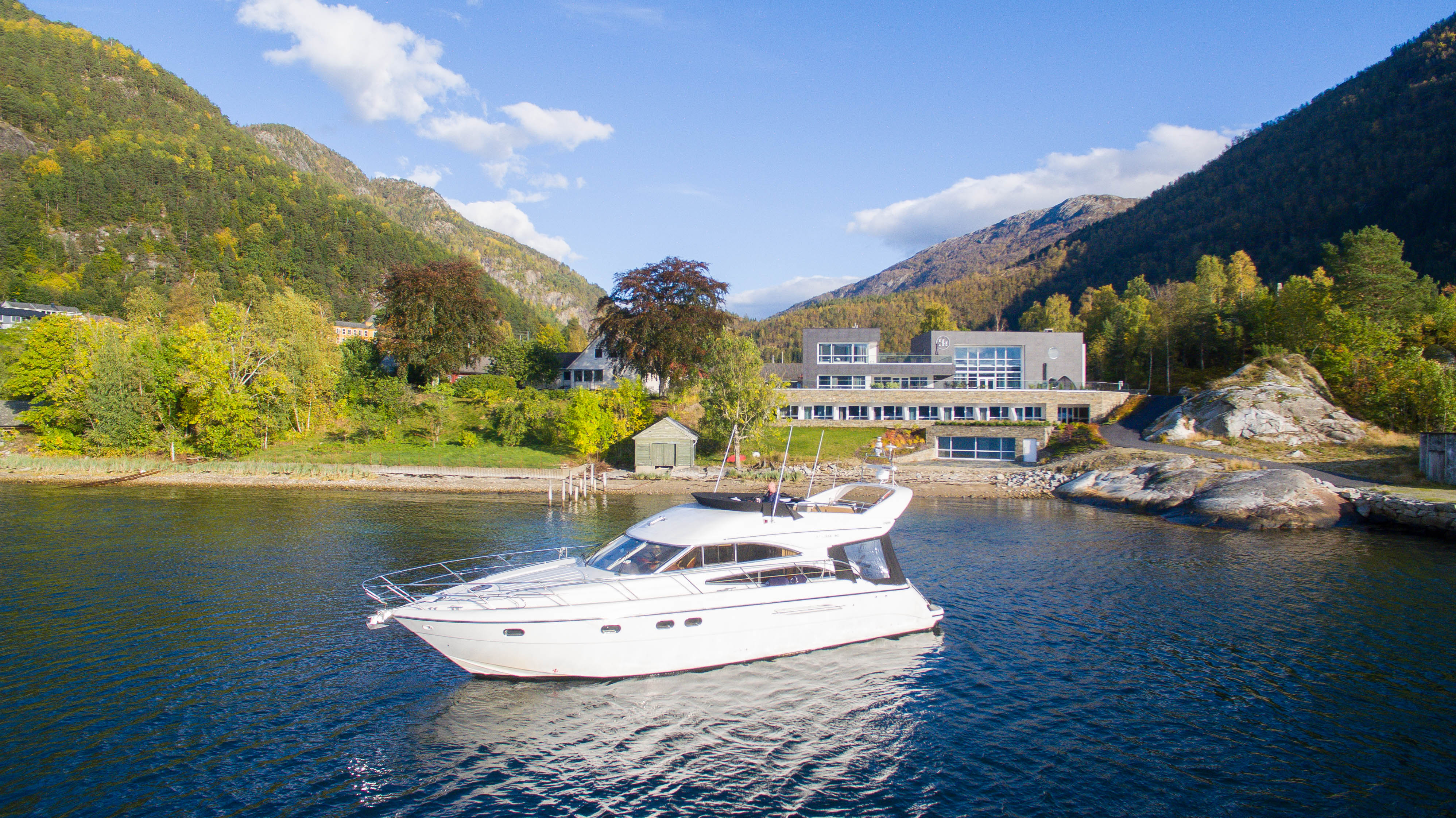Crucero en yate por el glaciar Folgefonna + transporte VIP en coche