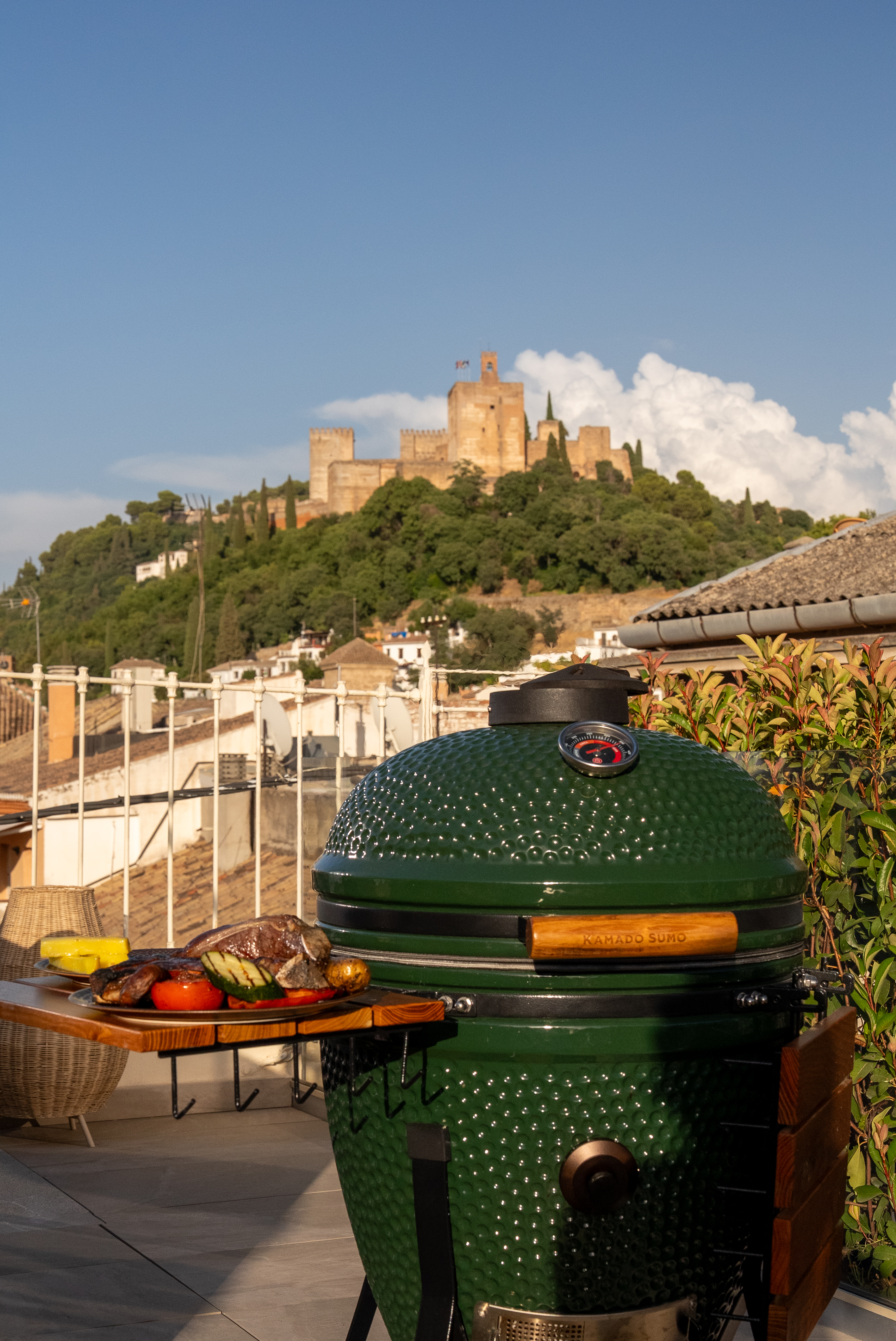 Kamados-Abendessen auf unserer Dachterrasse in Miralba