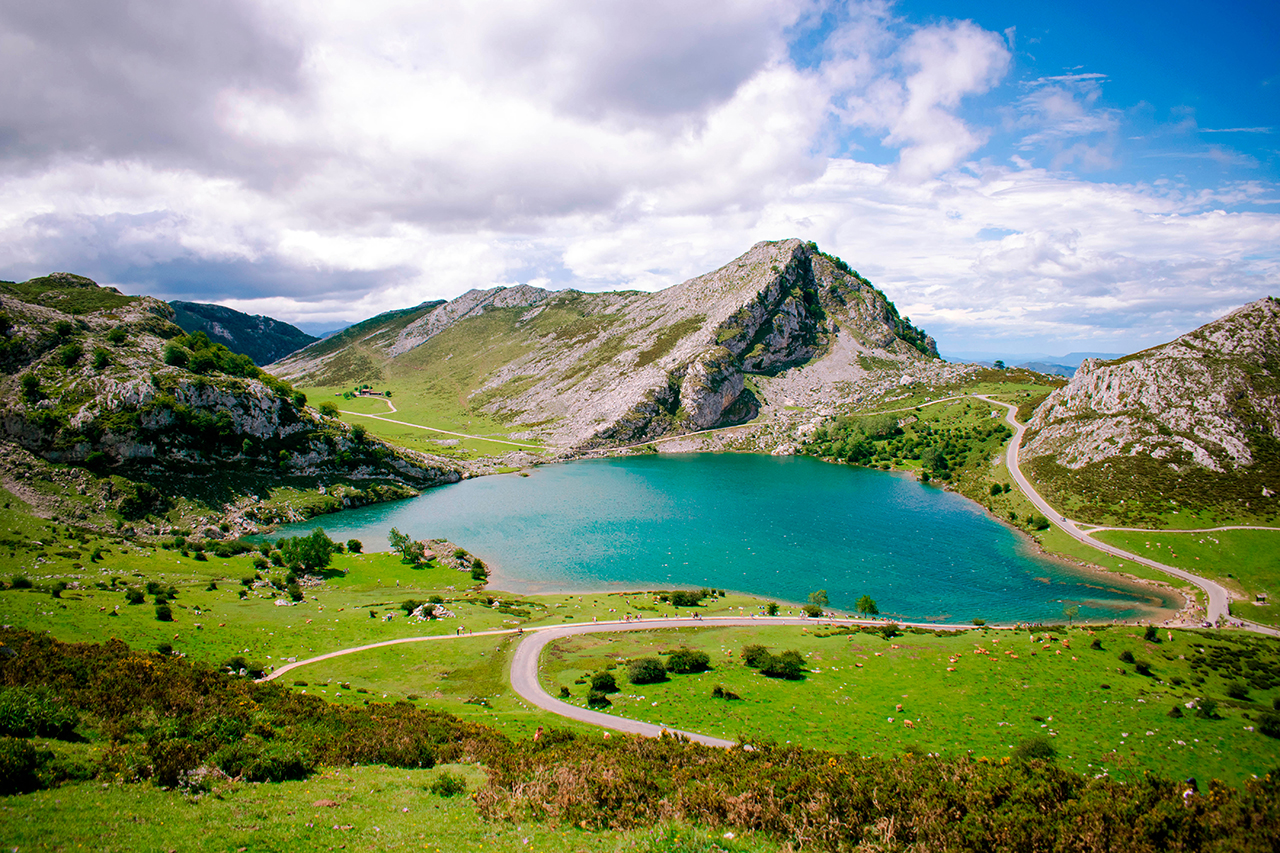 Desde Oviedo: Excursión a Lagos de Covadonga, Cangas de Onís y Lastres