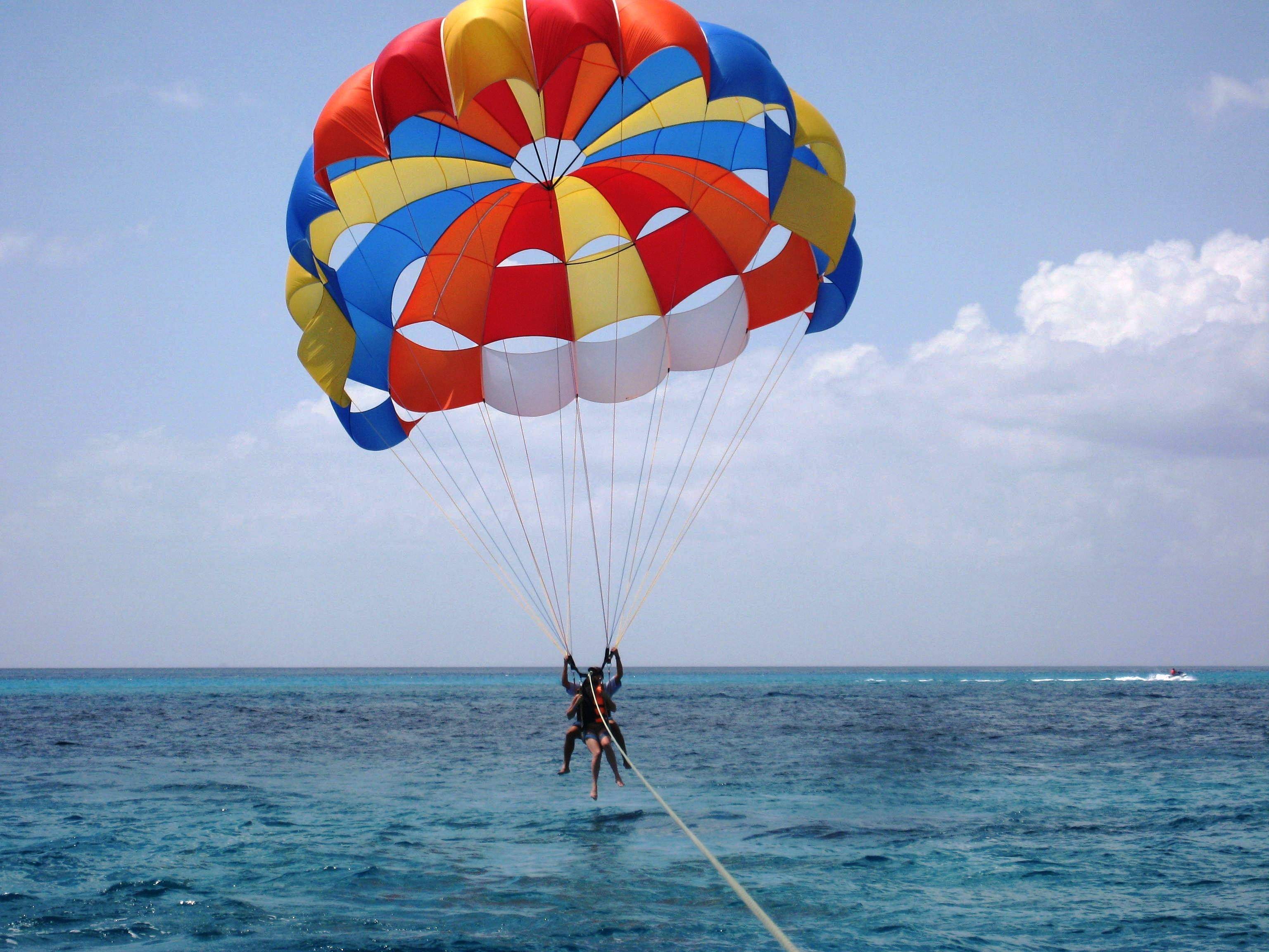 Hurghada Parasailing Experience Fly Above the Red Sea – photo 4