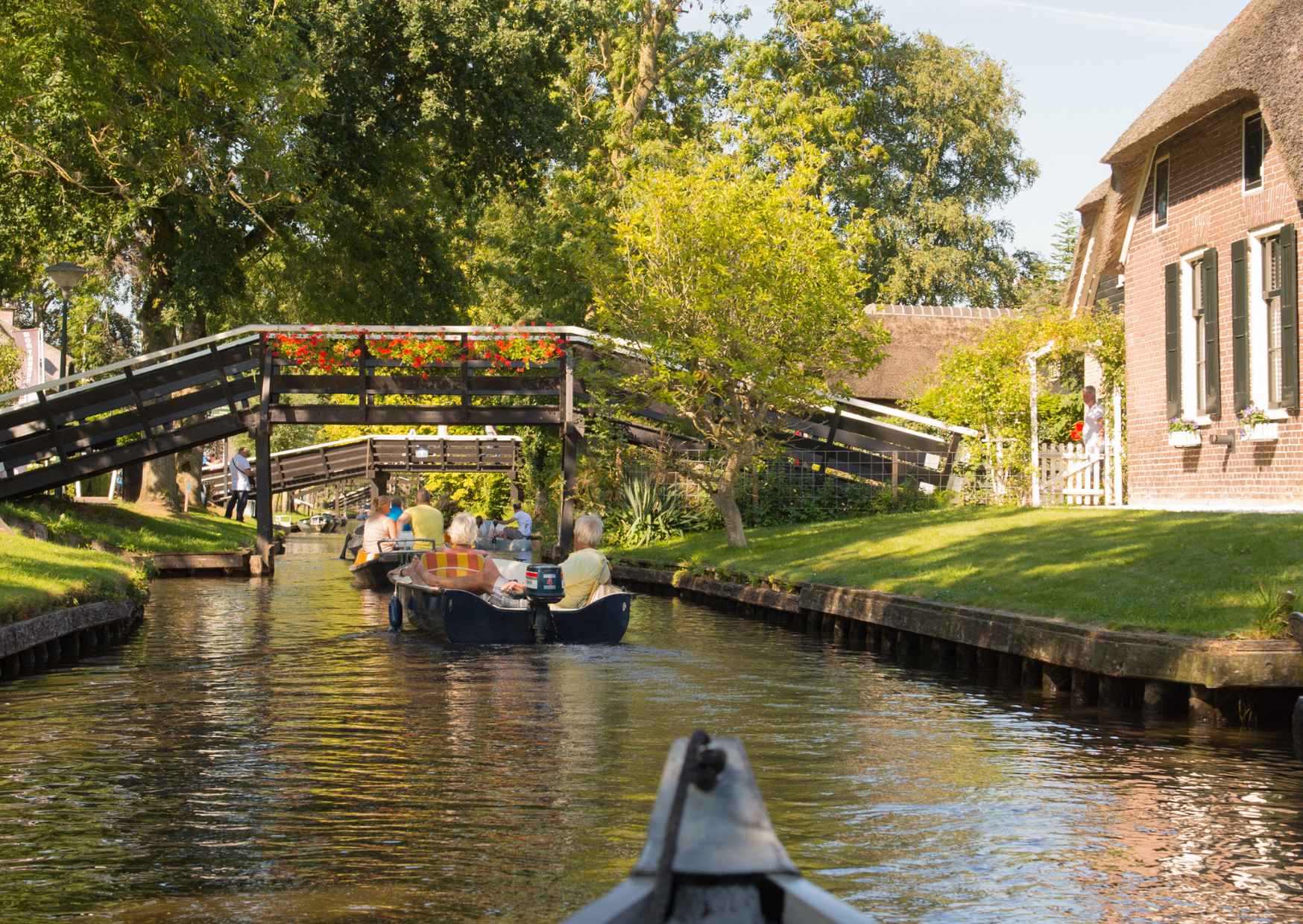 Giethoorn Guided Day Trip from Amsterdam with 1-hour Boat tour  - Photo 3