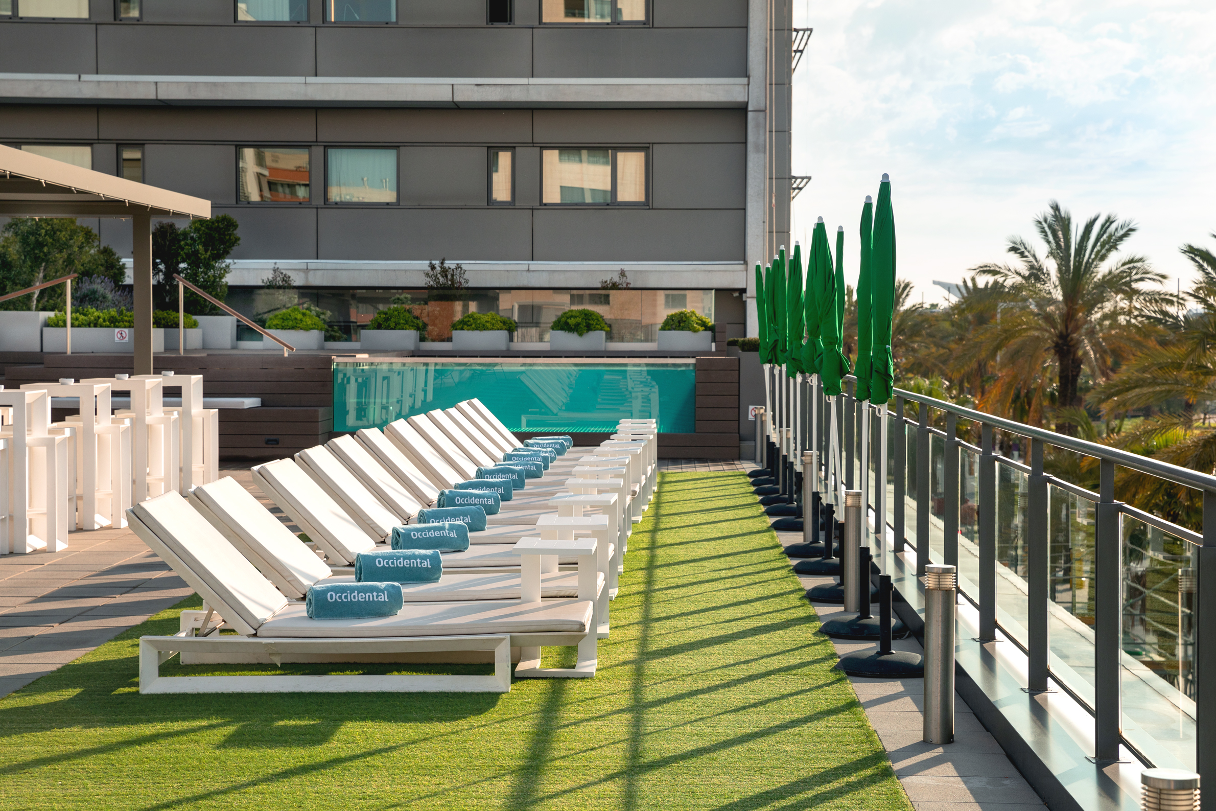 Desayuno y Piscina en Atenea Mar