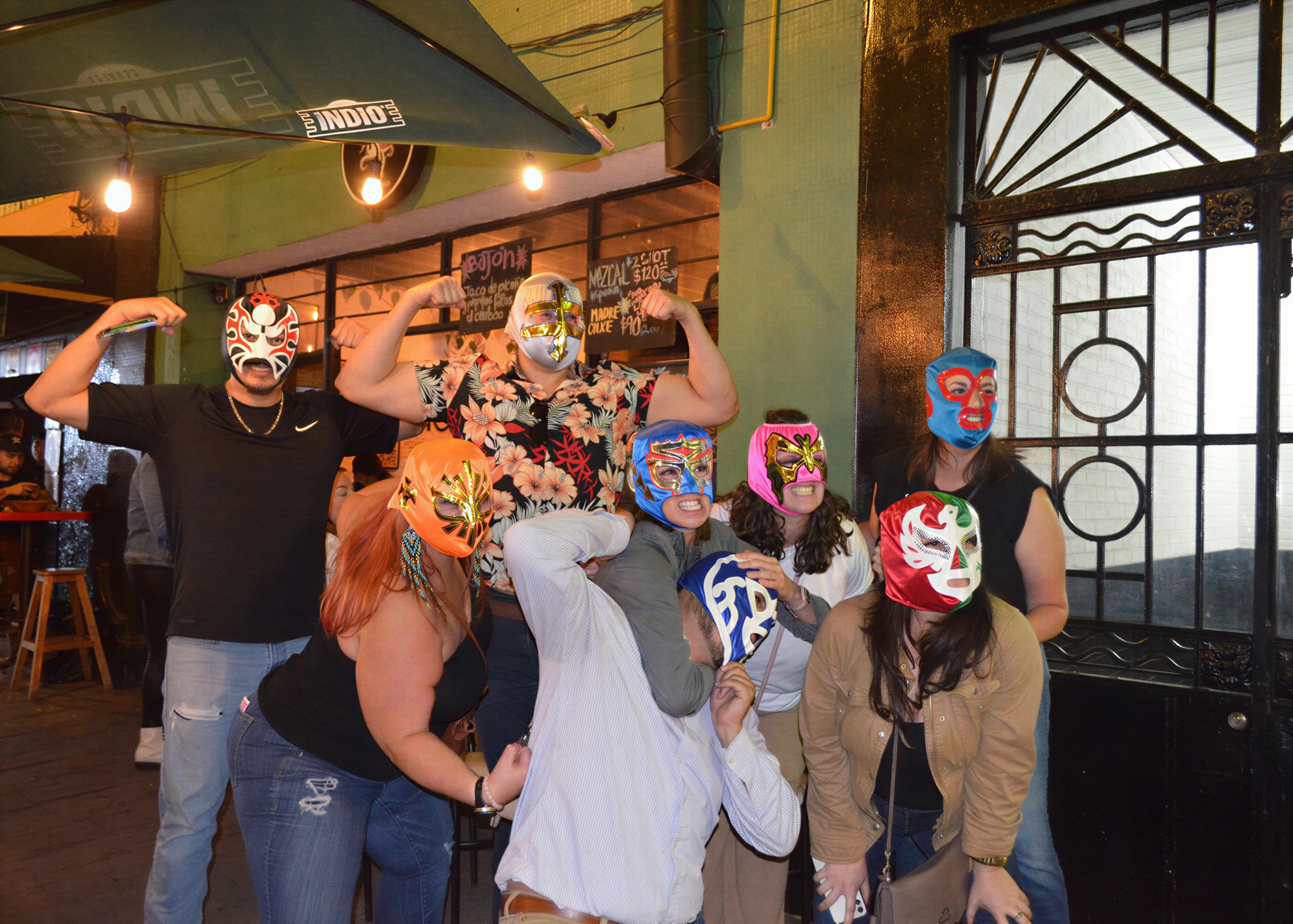 Lucha libre mexicana en vivo con visita a pulquería