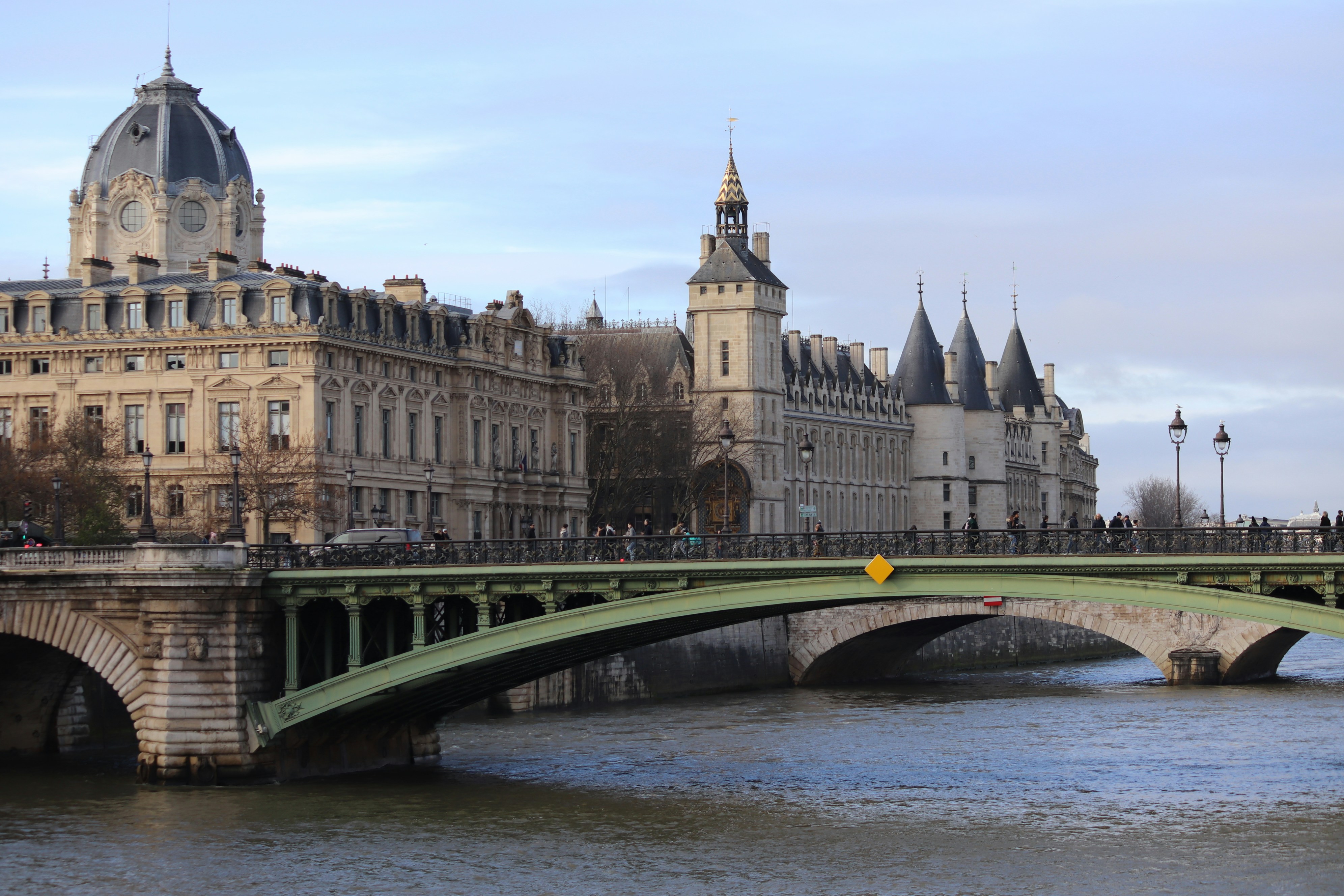From Sainte-Chapelle to Notre-Dame: Île de la Cité Tour Arabic — guided tour in Paris with ElysiaGo