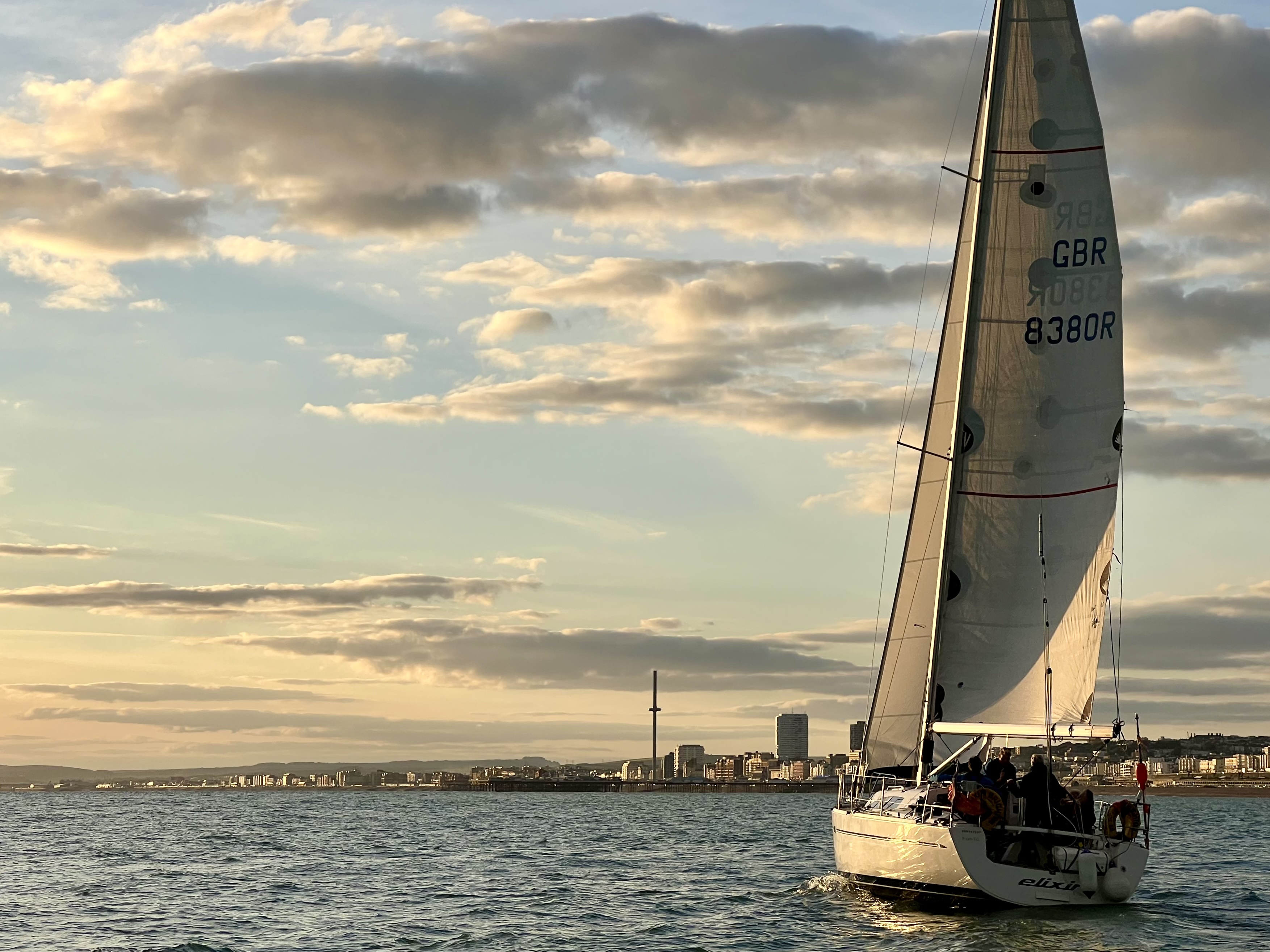 Crucero en velero al atardecer en Brighton