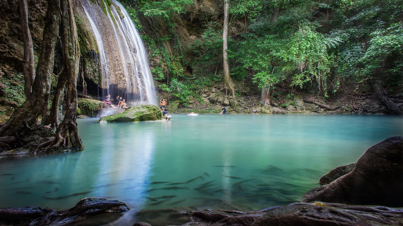 Naturaleza virgen: mercado flotante de Thaka y cataratas de Erawan