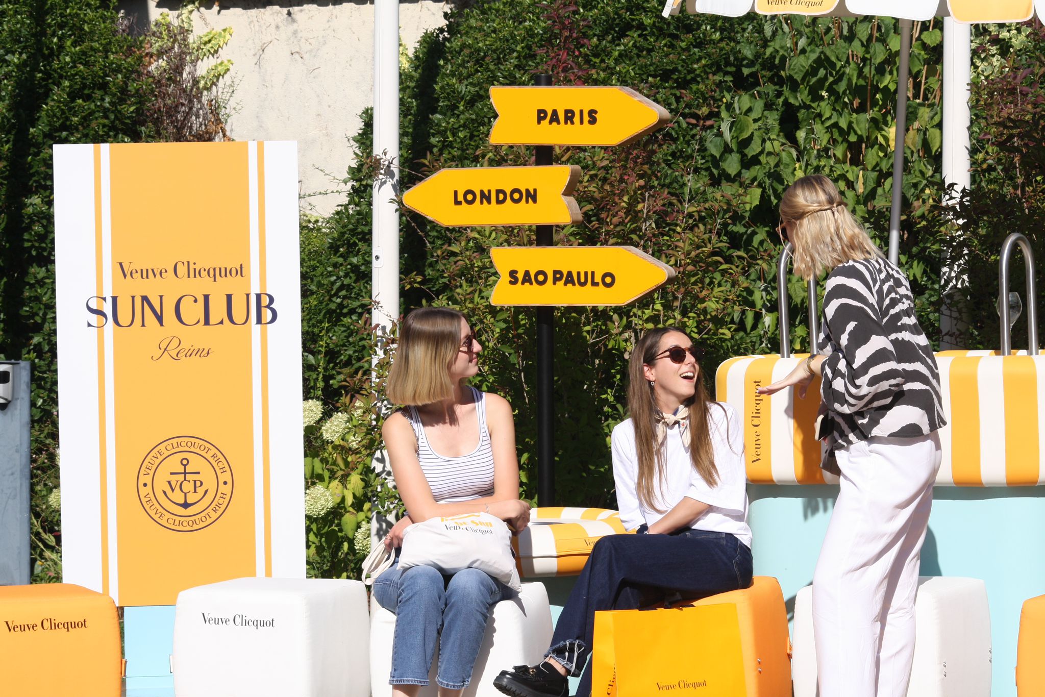 Tour de un Día por la Región de Champagne: Veuve Clicquot y Bodega Familiar con Almuerzo desde Reims en Semiprivado - Alojamientos en Reims