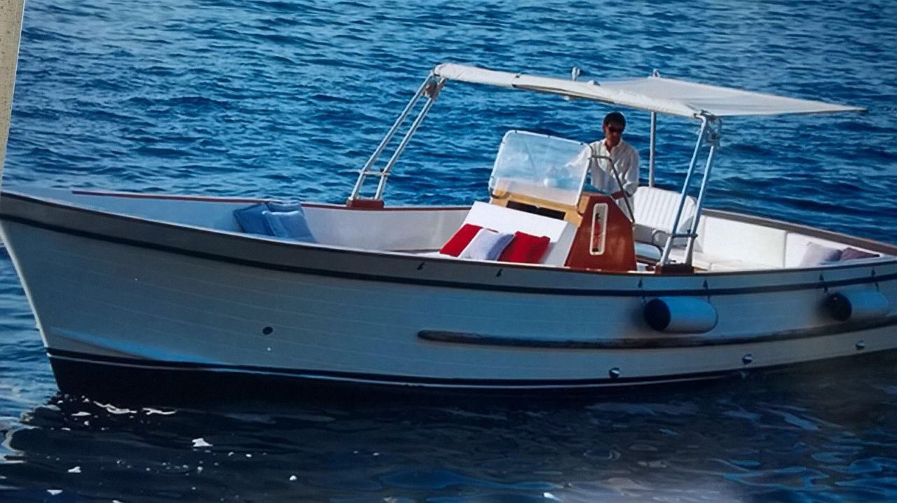Capri: 2 hour private boat tour, swim, relax & explore hidden gems - Photo 3