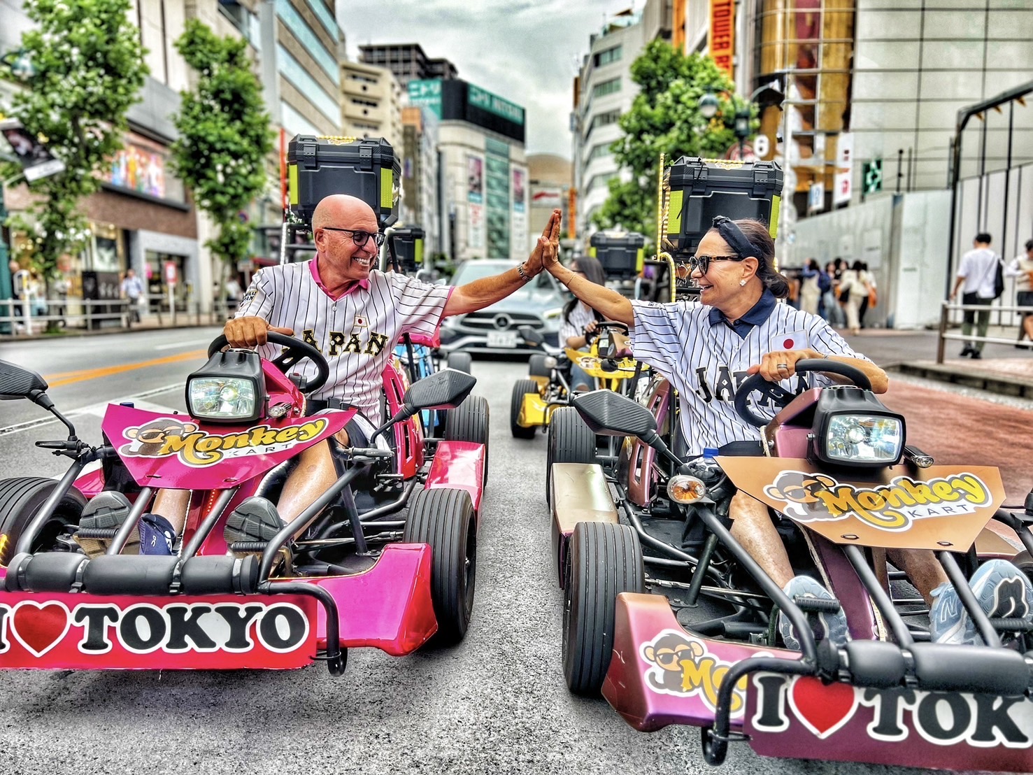 Osaka Go Kart Macerası - Kıyafetle Ünlü Simgelerin Yanından Geçin