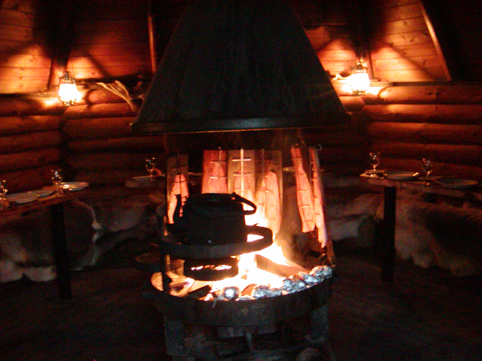 Cena de salmón en la cabaña con experiencia en sauna finlandesa de humo
