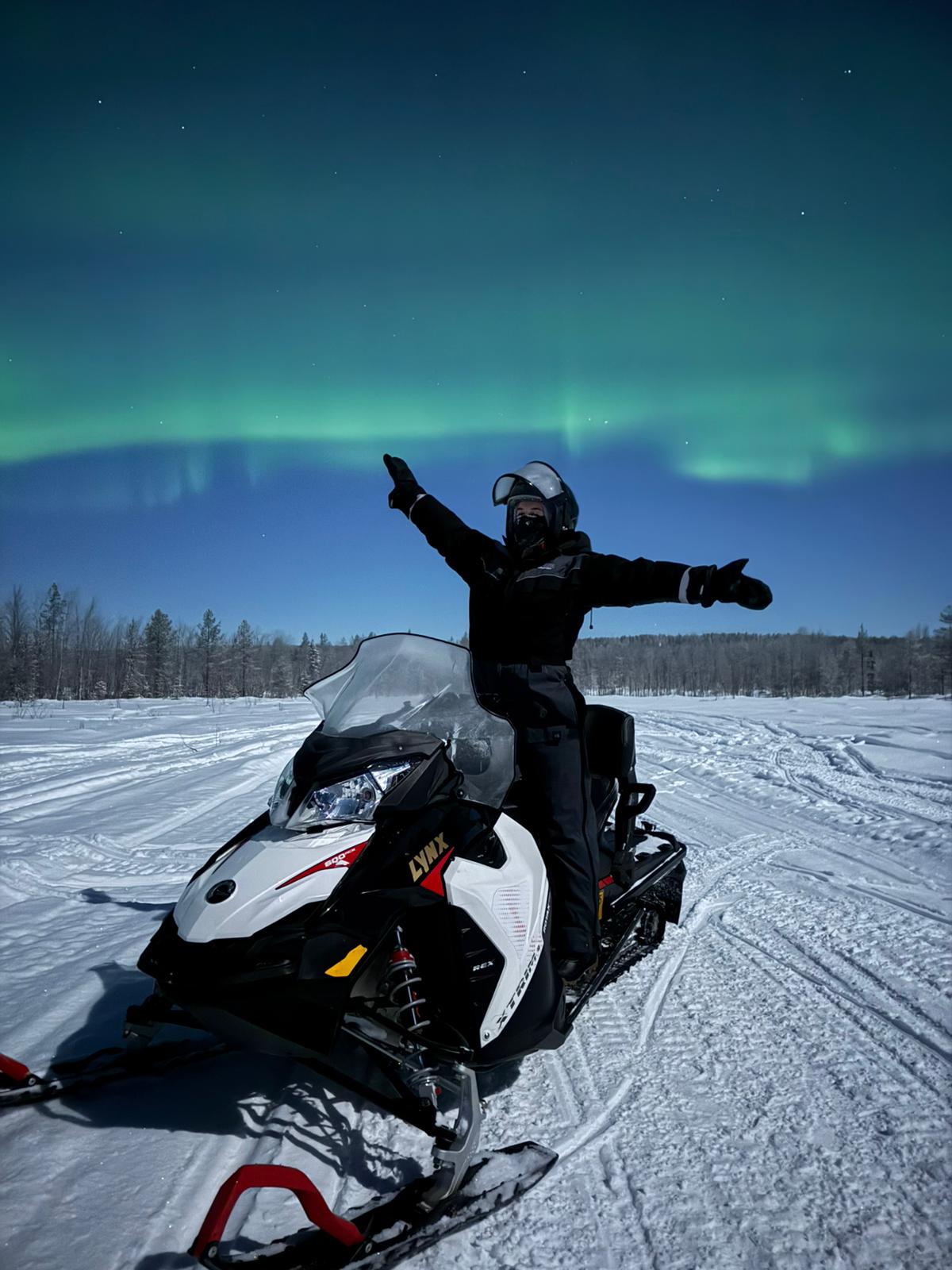 Tour en moto de nieve por la naturaleza y viaje de pesca en el hielo.