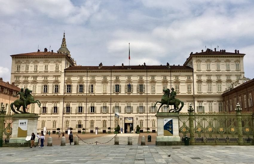 Royal Palace Guided Tour - Photo 2