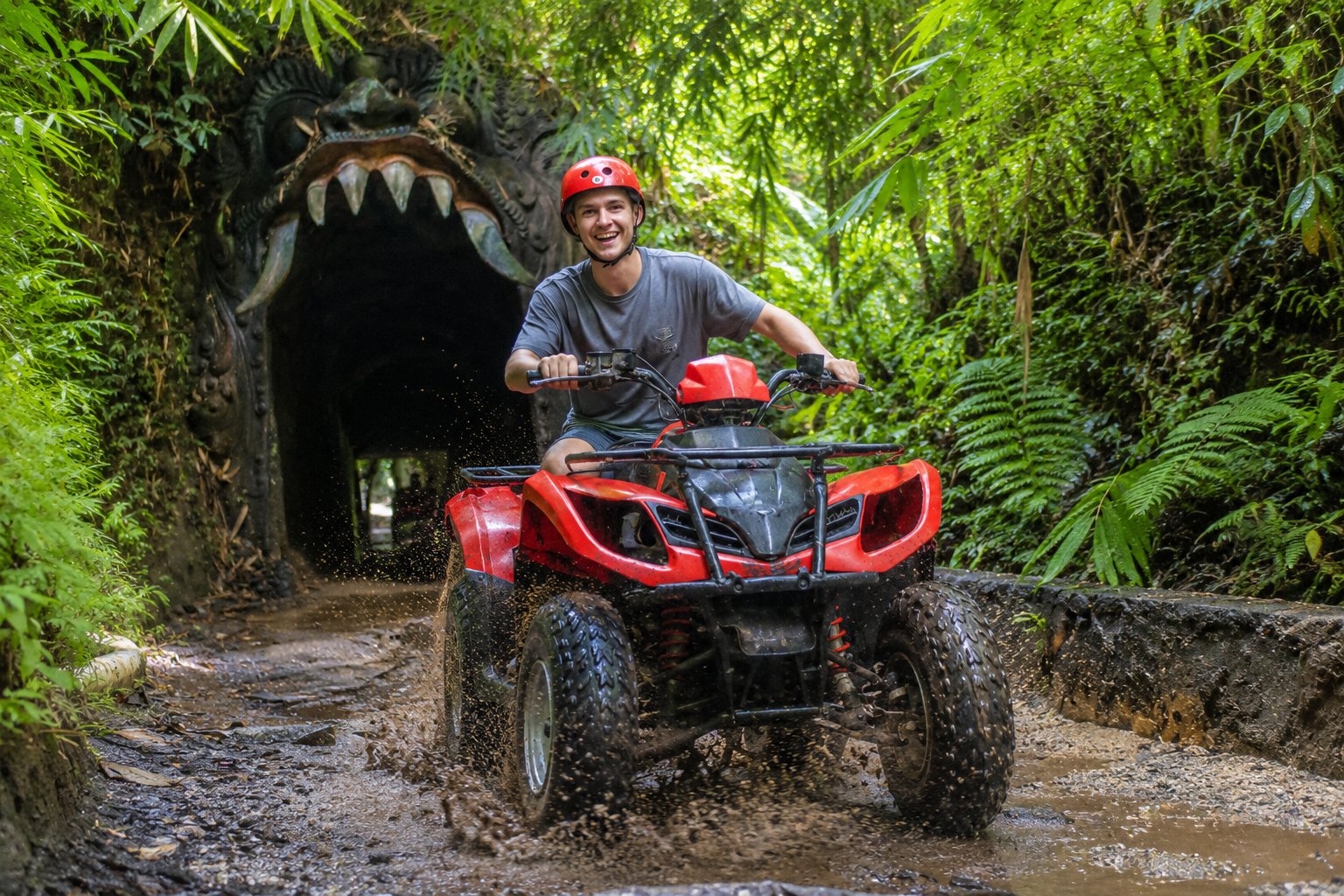 Aventura en vehículo todoterreno en Ubud a través del río Cascada y el túnel