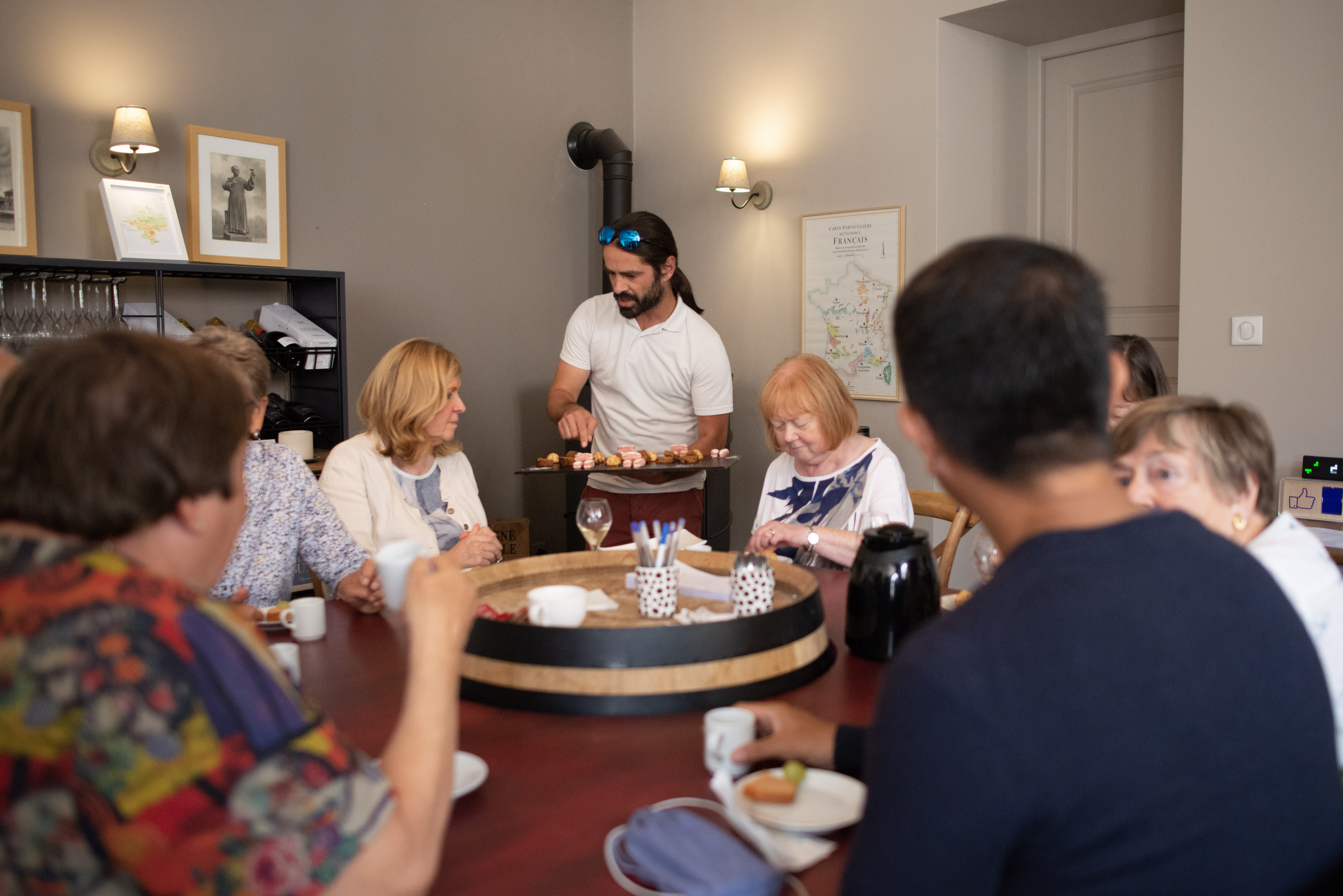 Tour de un Día por la Región de Champagne: Veuve Clicquot y Bodega Familiar con Almuerzo desde Reims en Semiprivado - Alojamientos en Reims