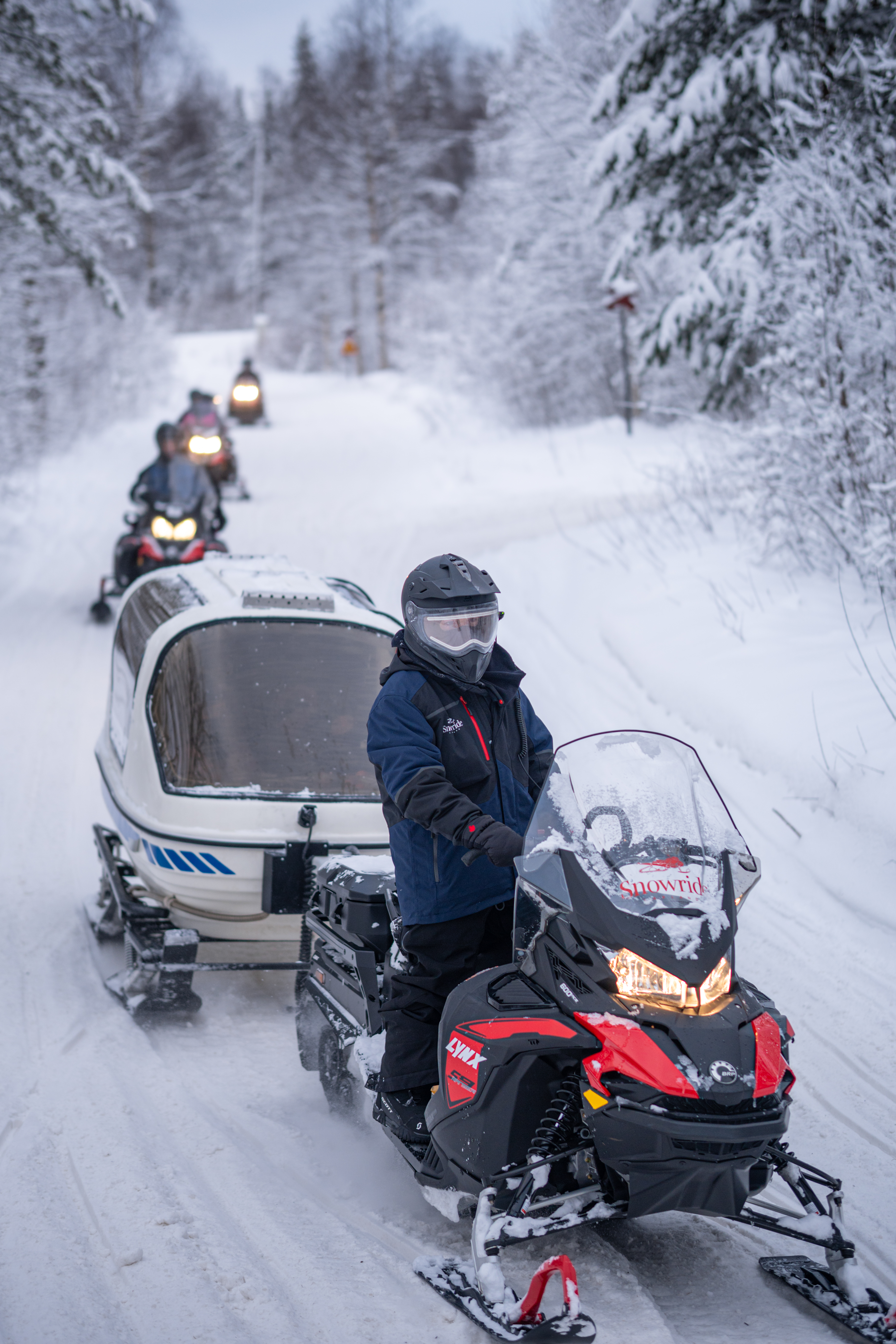 Paseo en moto y raquetas de nieve por Vikaköngäs + Aldea de Papá Noel con Recogida en Grupo Reducido - Alojamientos en Rovaniemi