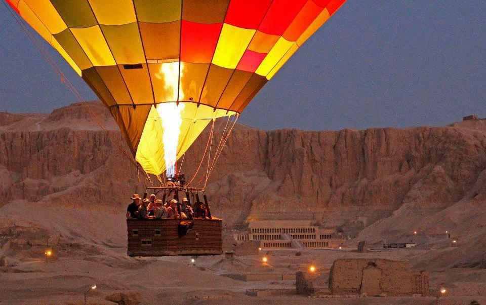 Güneşle Yükselen Soluk Kesici Luxor Sıcak Hava Balonu