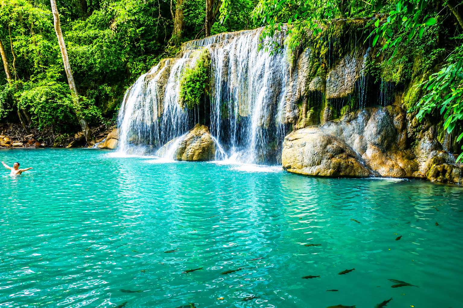 Visita a la cascada de Erawan, el puente sobre el río Kwai y el museo de guerra JEATH desde Bangkok