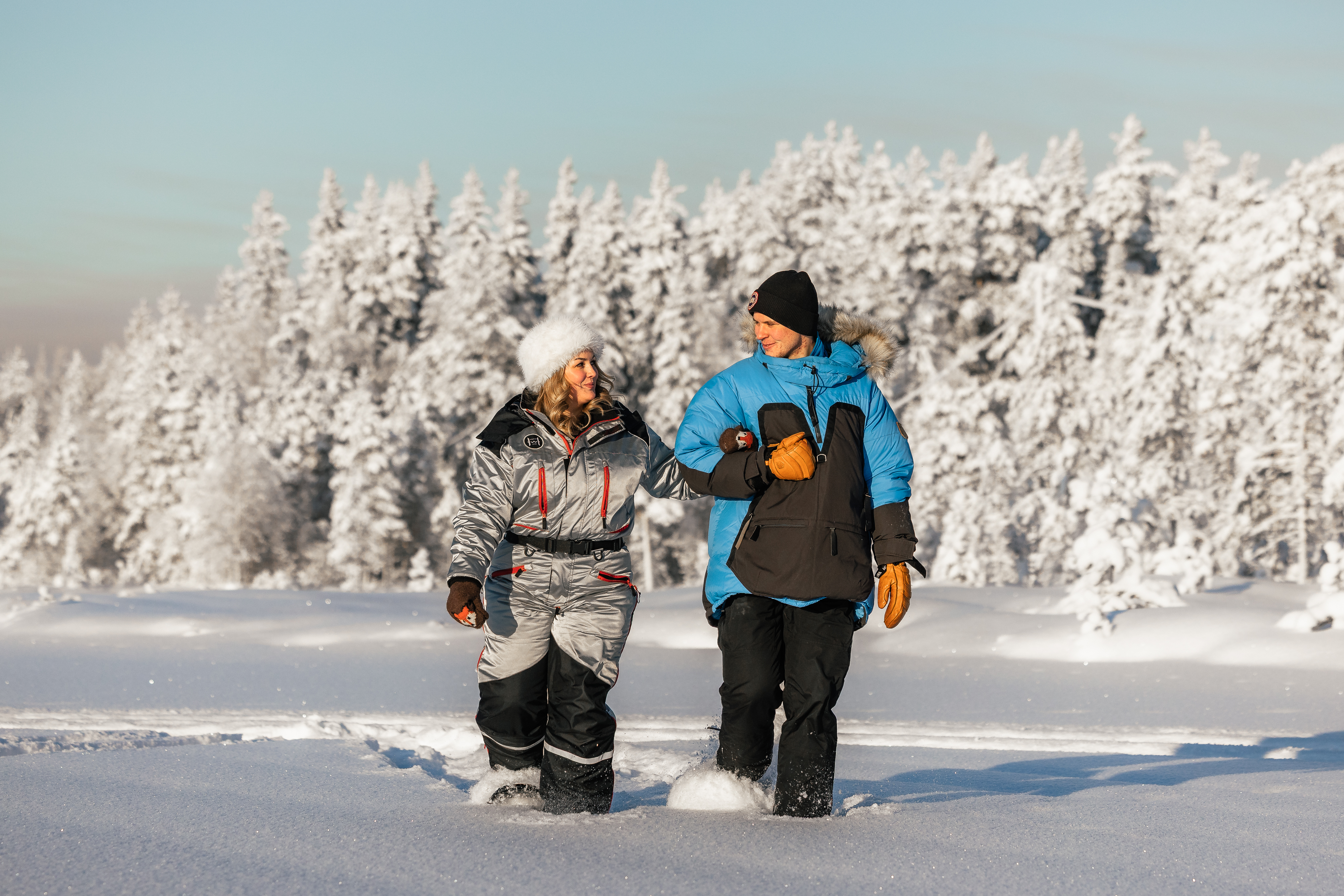 Ruta con raquetas de nieve + Safari en moto de nieve + Almuerzo en iglú de cristal