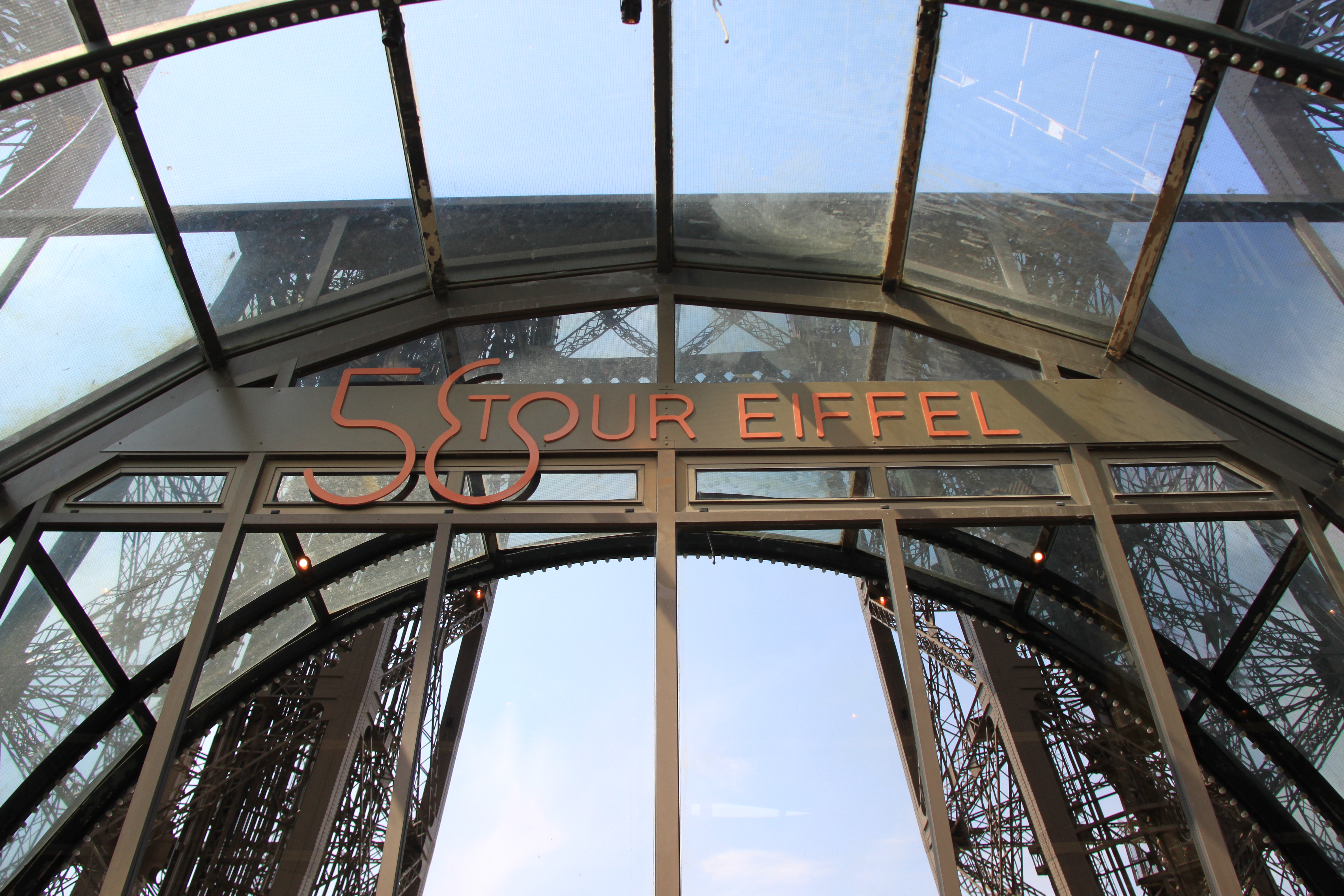Paris is for Lovers: A Spicy Night Out – Image 2 | WeShare