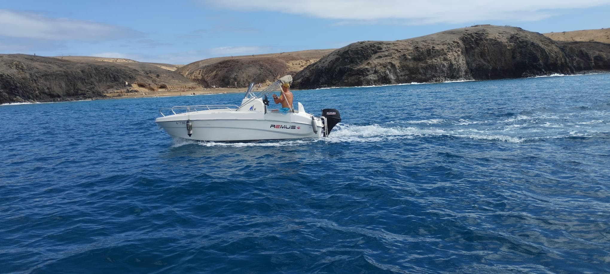 Patrón por un día: Alquila tu barco sin licencia en Playa Blanca