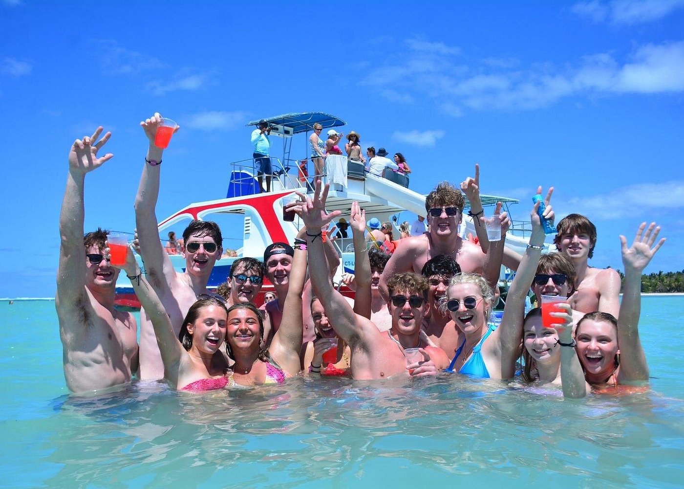 Fiesta en catamarán: snorkel, bar en la piscina y fiesta con DJ al aire libre