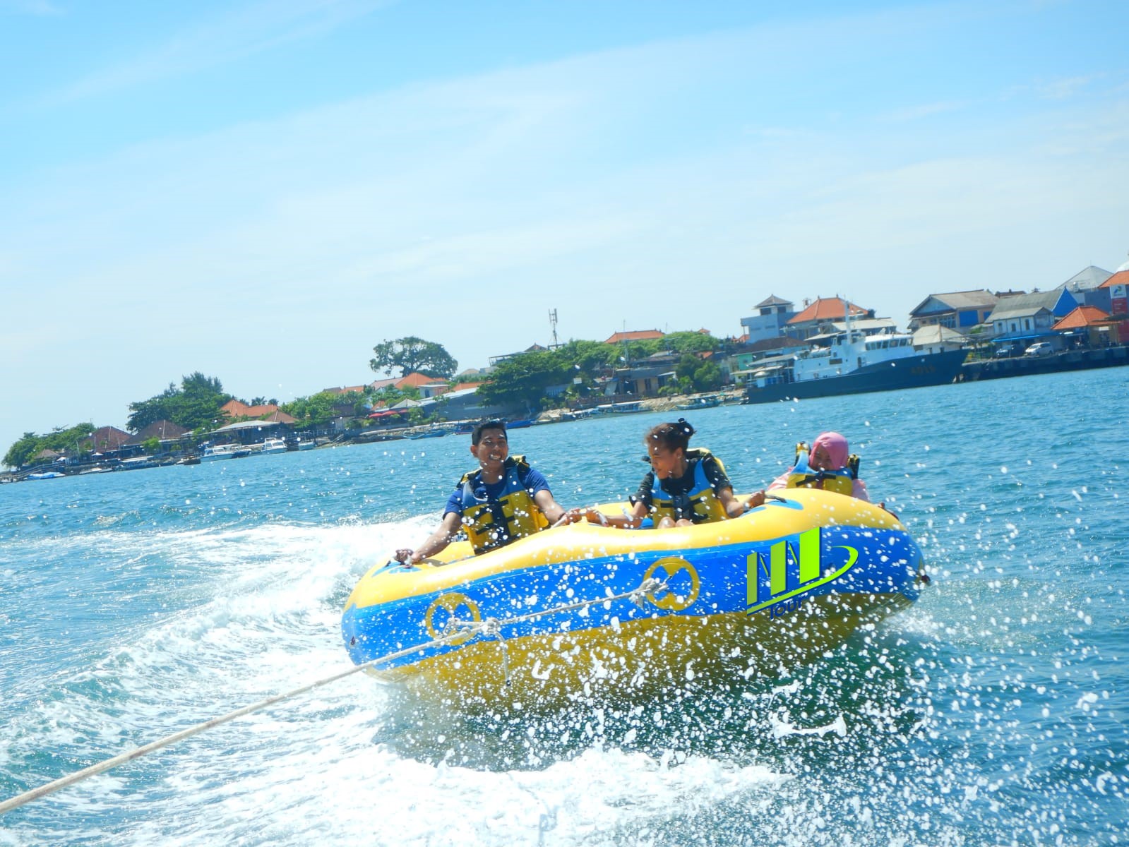 Aventura de parasailing con deportes acuáticos en Nusa Dua, paseo en tubing y experiencia de buceo