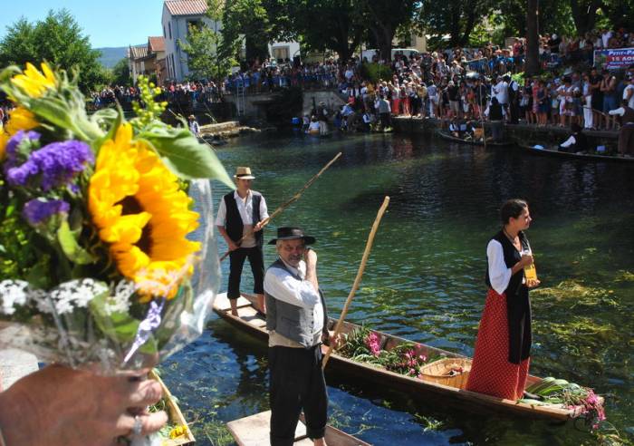 L'Isle-sur-la-Sorgue, Gordes and Roussillon: the most beautiful villages of Provence - Photo 11