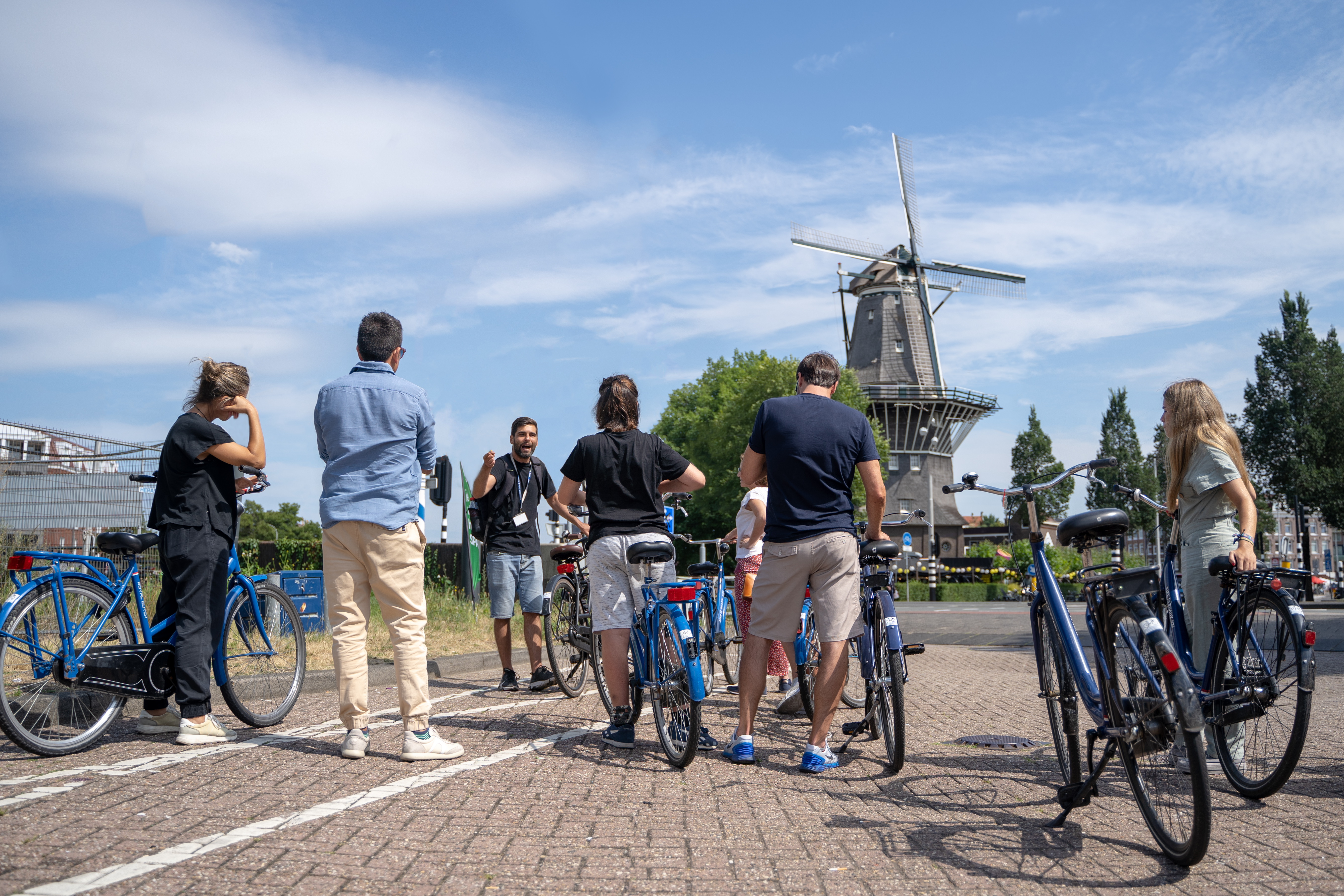 Bike Tour with canal cruise cheese and drinks included in Amsterdam – Image 1 | WeShare
