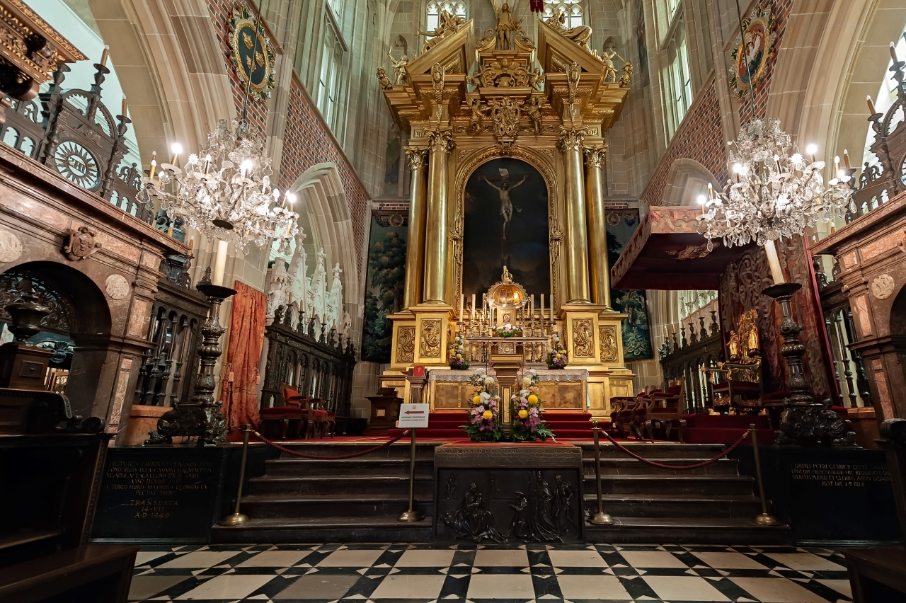 Krakow: Wawel Castle, Cathedral, Rynek Underground & Lunch 