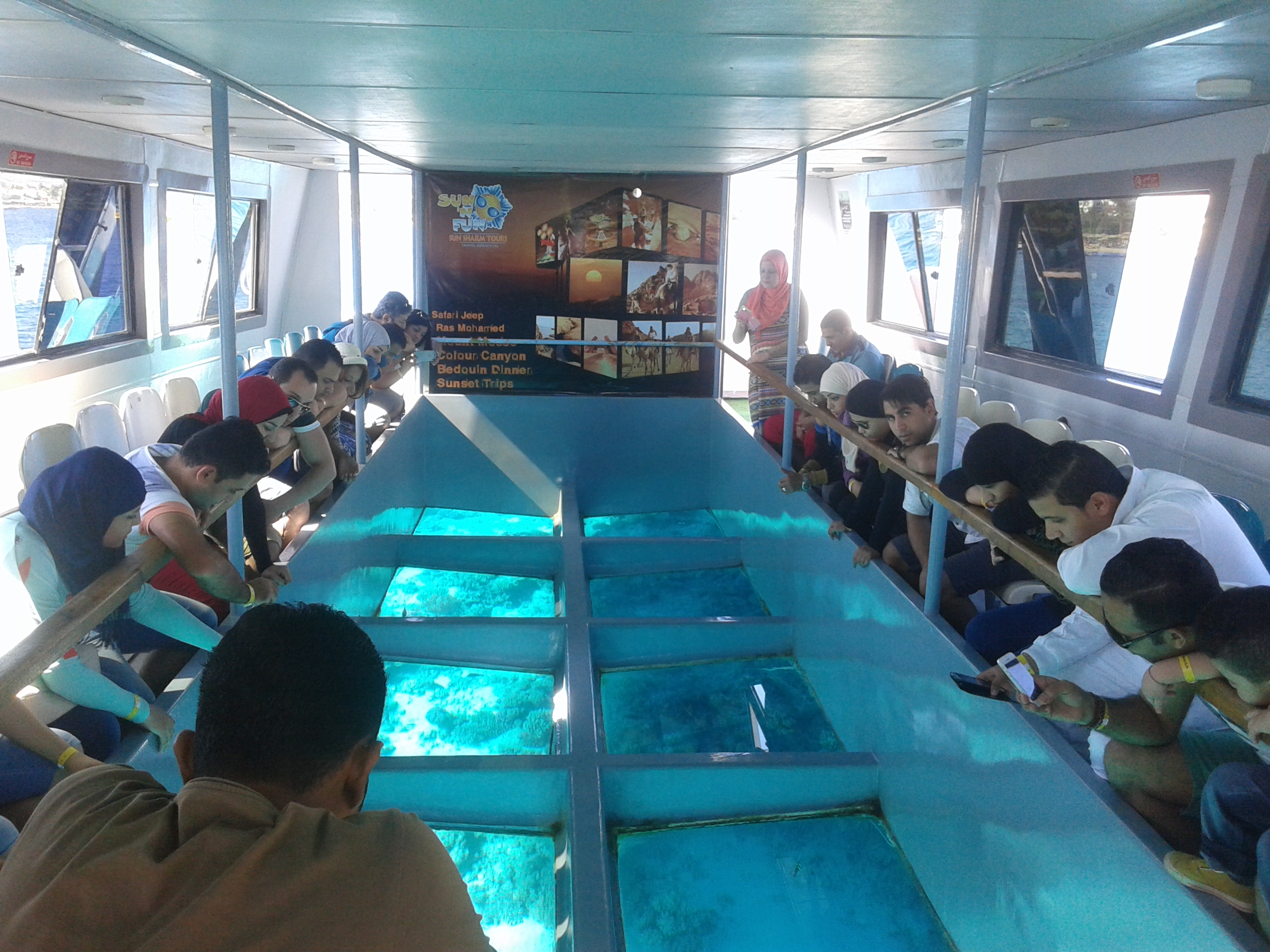 Tour en barco con fondo de cristal: explore las maravillas del Mar Rojo "Tour familiar"