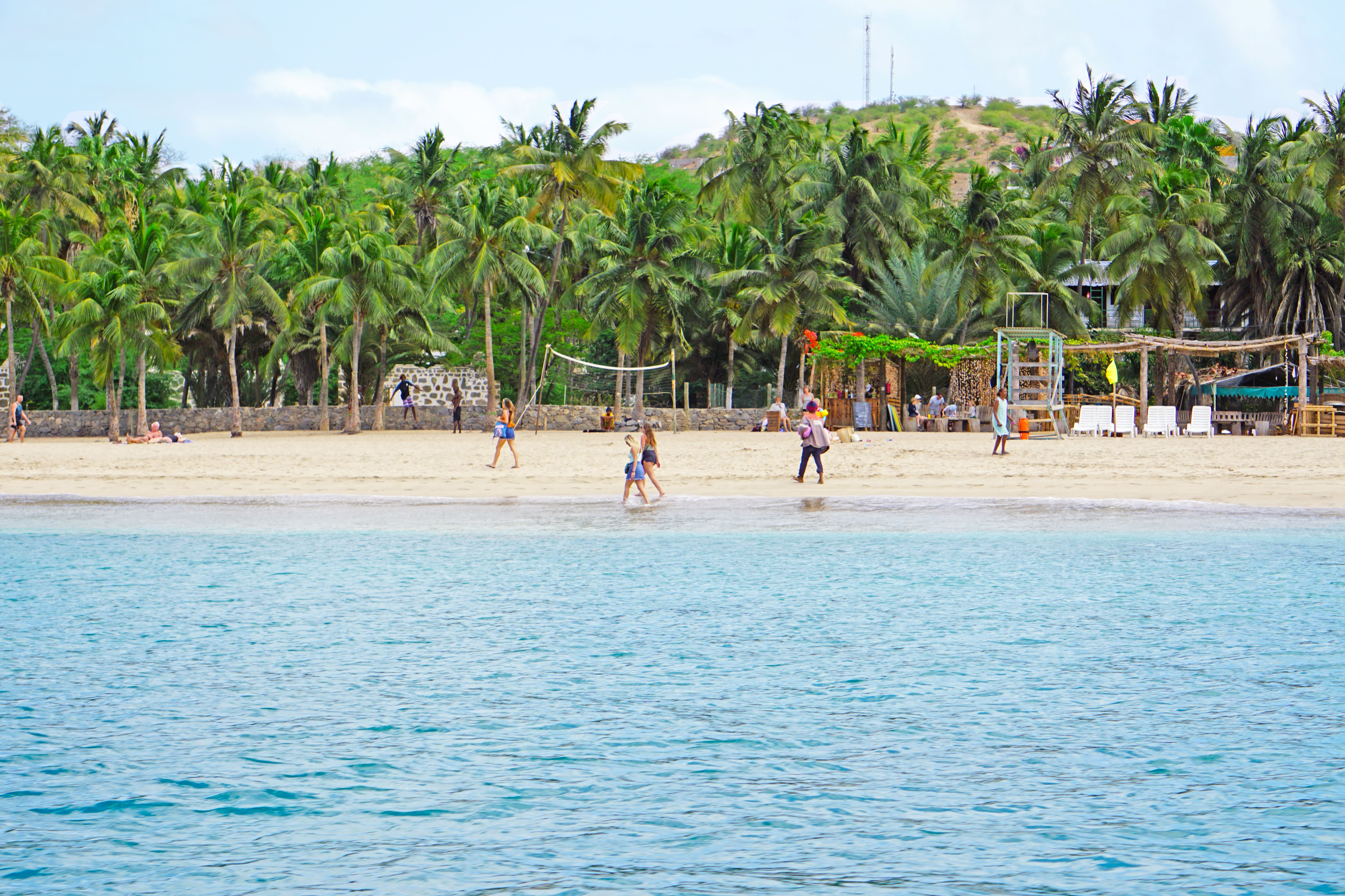 Excursión a la playa de Tarrafal: paseo en barco hasta el faro, snorkel y almuerzo con barbacoa