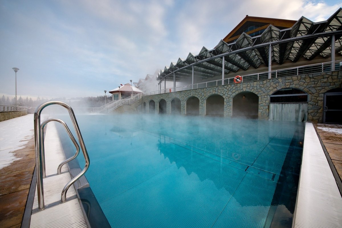 Zakopane: Tour from Krakow with Krupówki, Cable Car and Thermal Pools