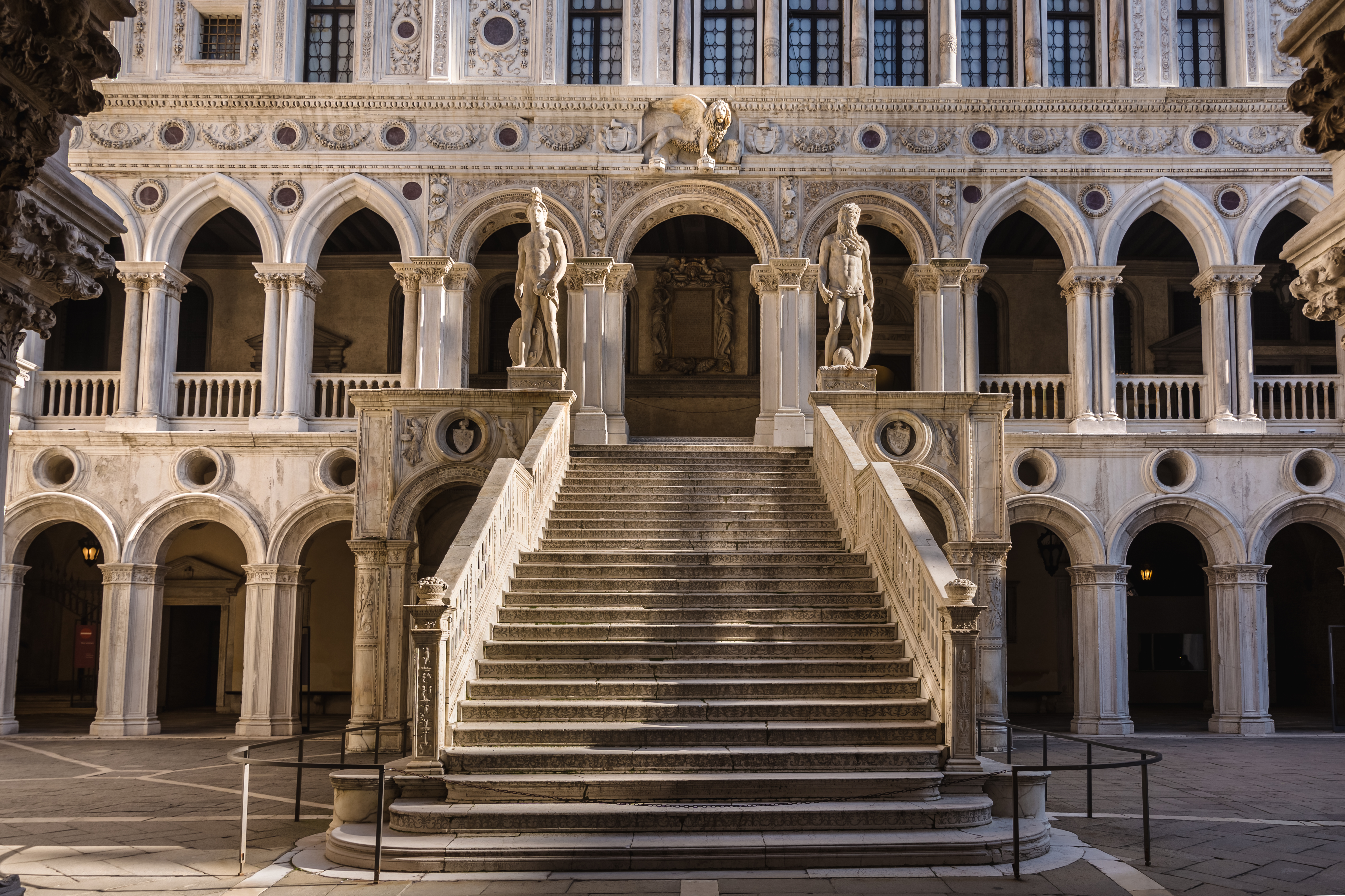 Imperdibles de Venecia: Palacio Ducal, Basílica Dorada y Zona de San Marcos en Grupo Reducido - Alojamientos en Venecia