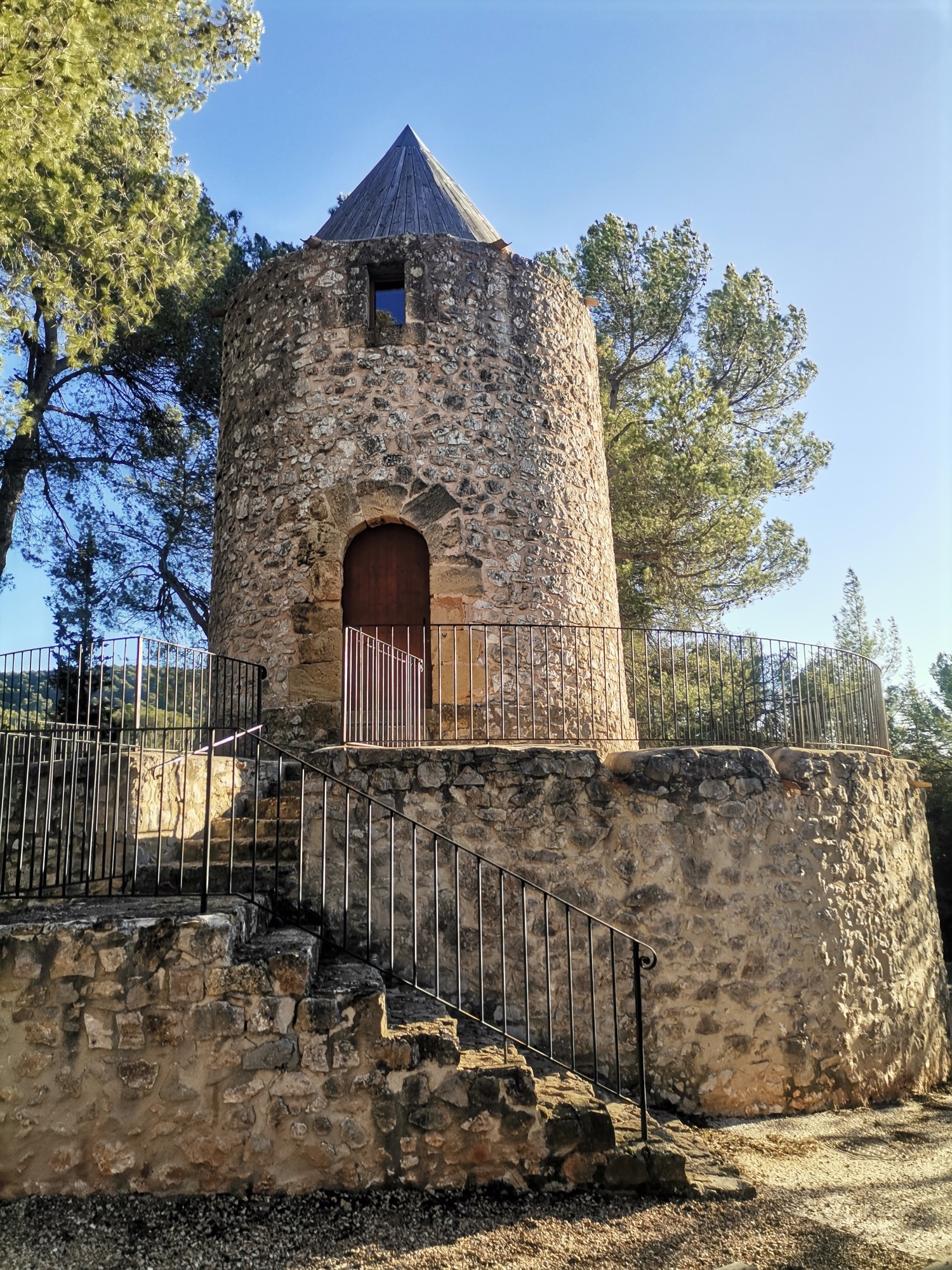 The vineyards of the Coteaux d'Aix-en-Provence and the Sainte-Victoire Mountain - Photo 15