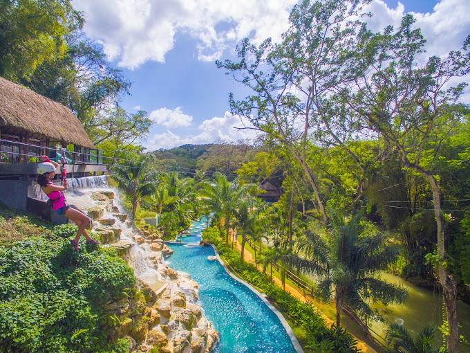 Aventura en el río Good Hope en Falmouth | Tirolesa, tubing por río, rafting en bambú y más