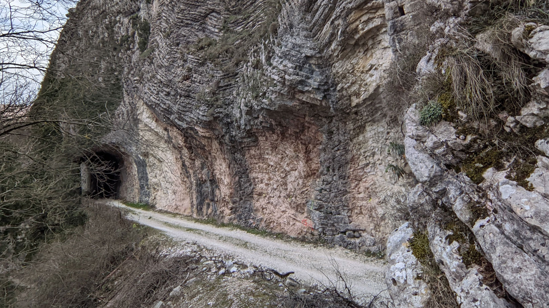 Hiking at the abandoned railway - Photo 7