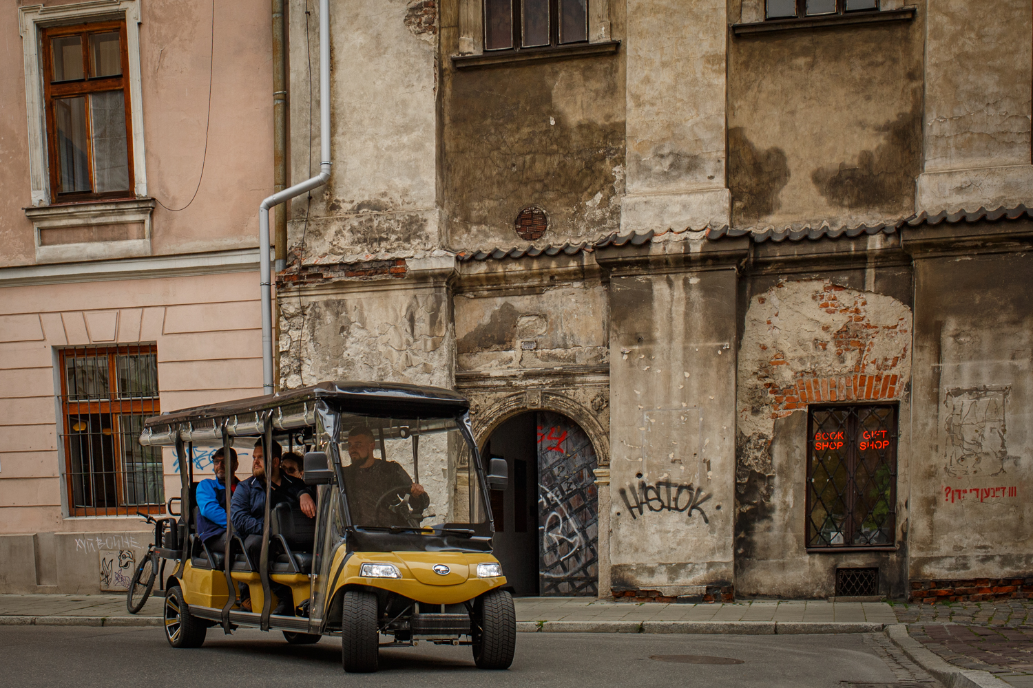 Krakow: Jewish Quarter by Golf Cart + Schindlers Factory Museum Guided Tour
