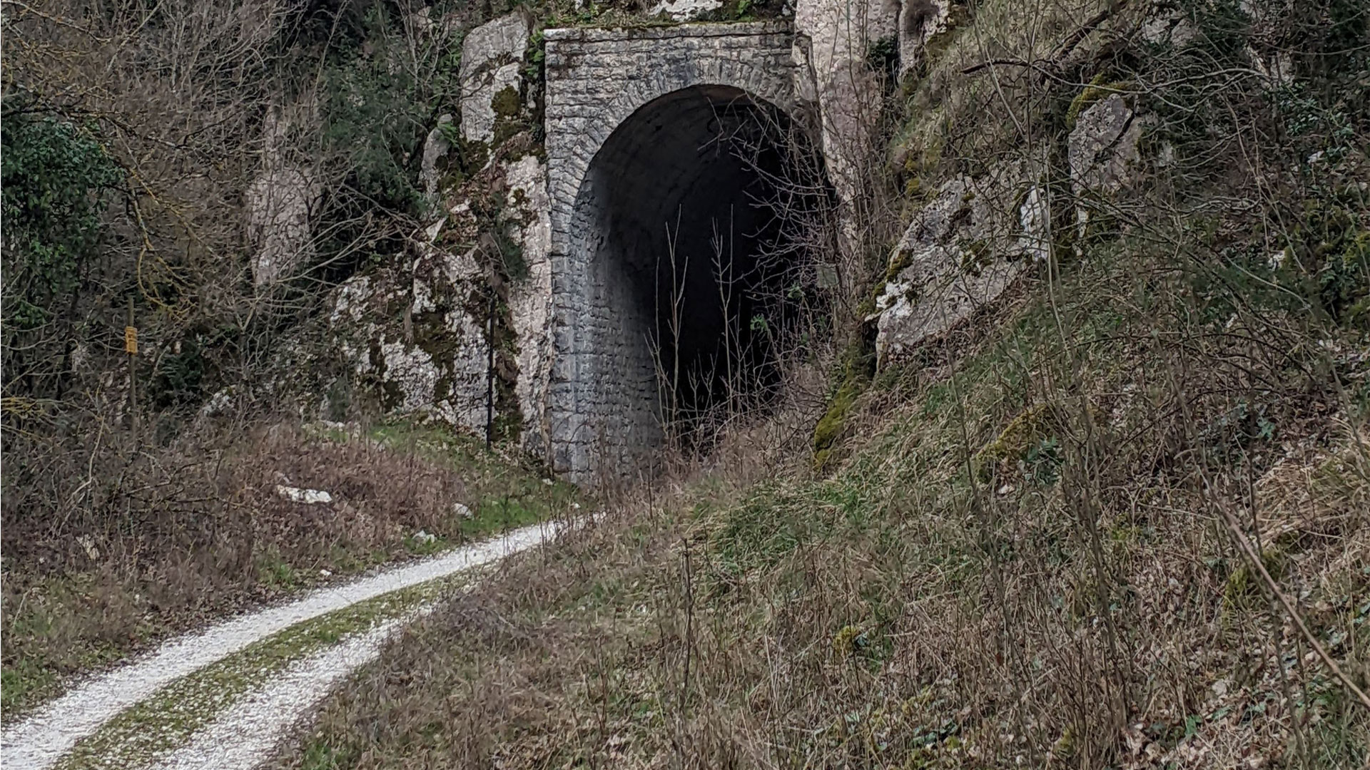 Hiking at the abandoned railway - Photo 4