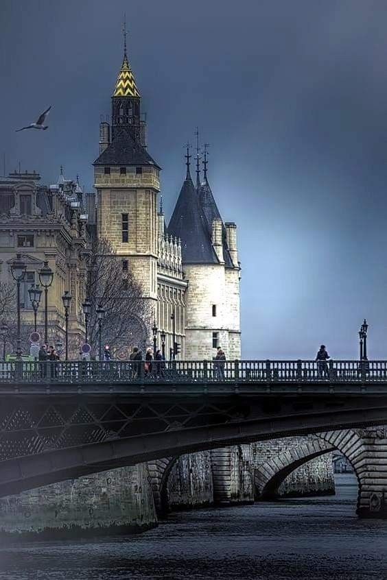  La Conciergerie Ticket & In-App Audio Tour: From Royal Palace to Prison