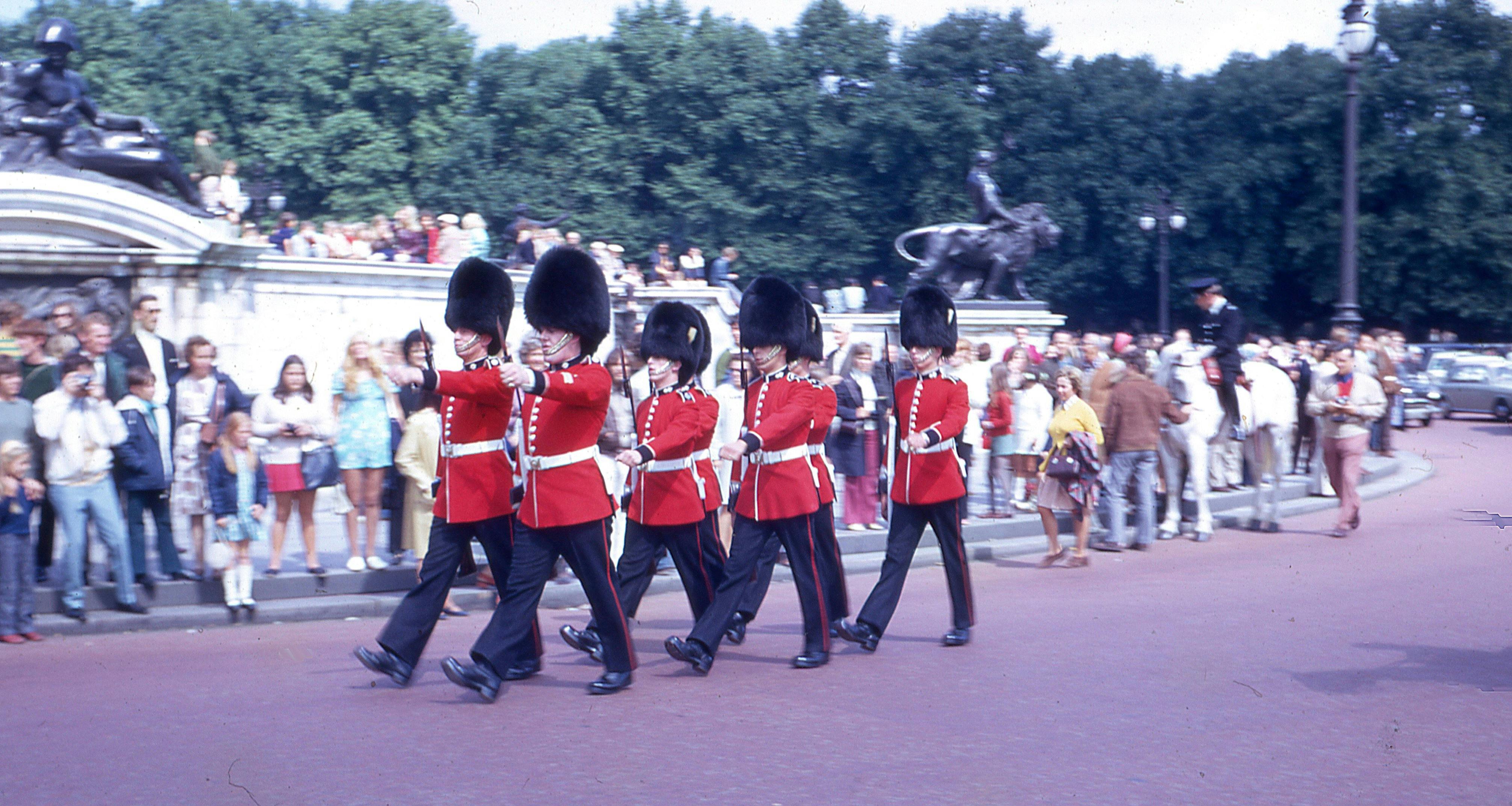 London Highlights: Guided Walking Tour & Changing of the Guard – Image 4 | WeShare