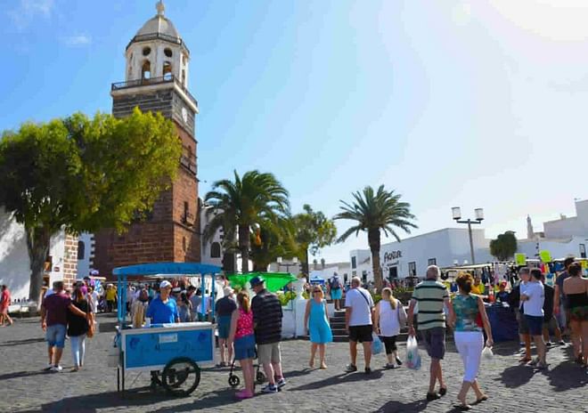 Domingo en el mercadillo de Teguise desde Playa Blanca