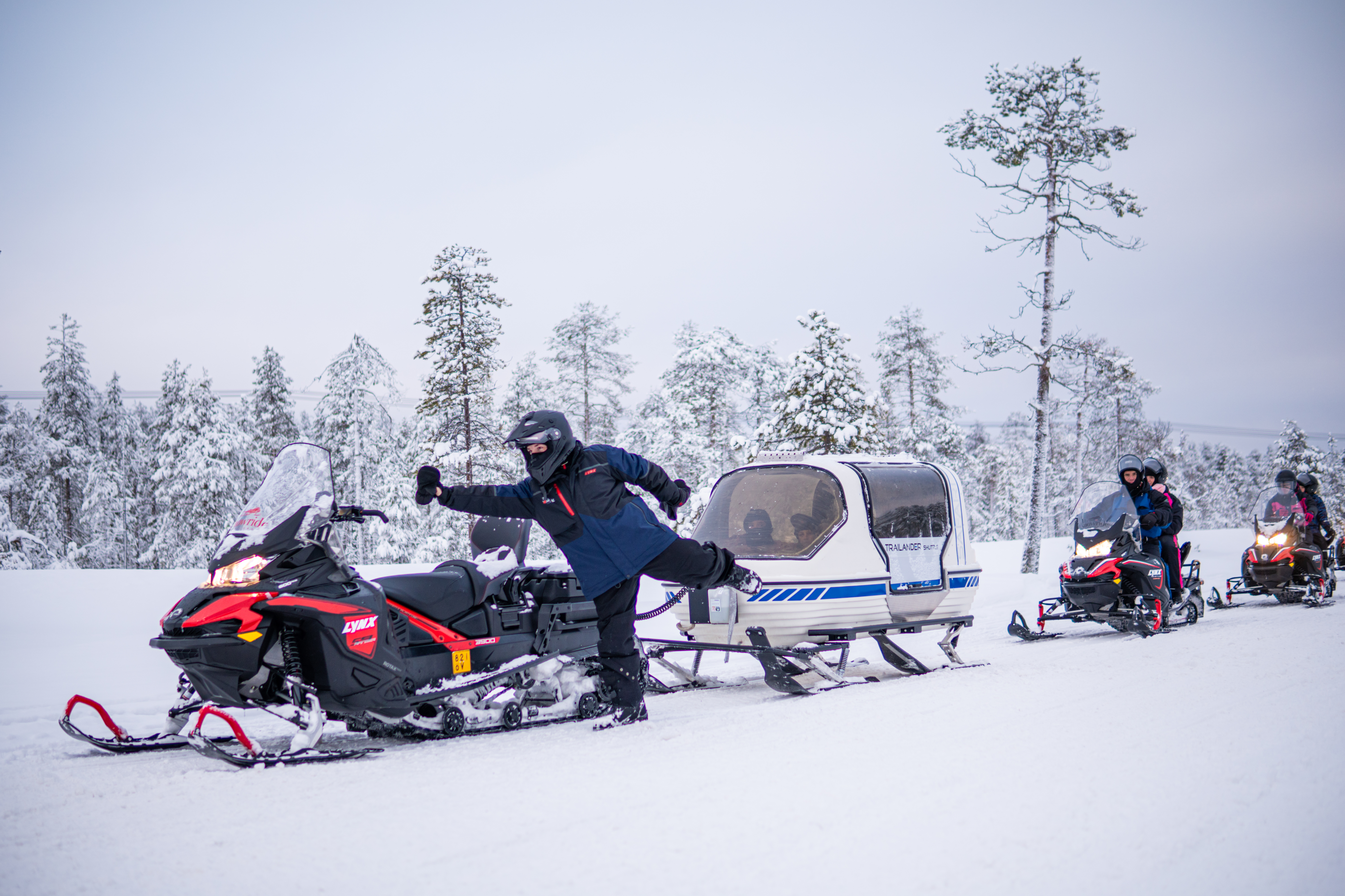 Passeio de Moto de Neve e Raquetes de Neve por Vikaköngäs + Vila do Papai Noel com Recolha em Grupo Reduzido - Acomodações em Rovaniemi