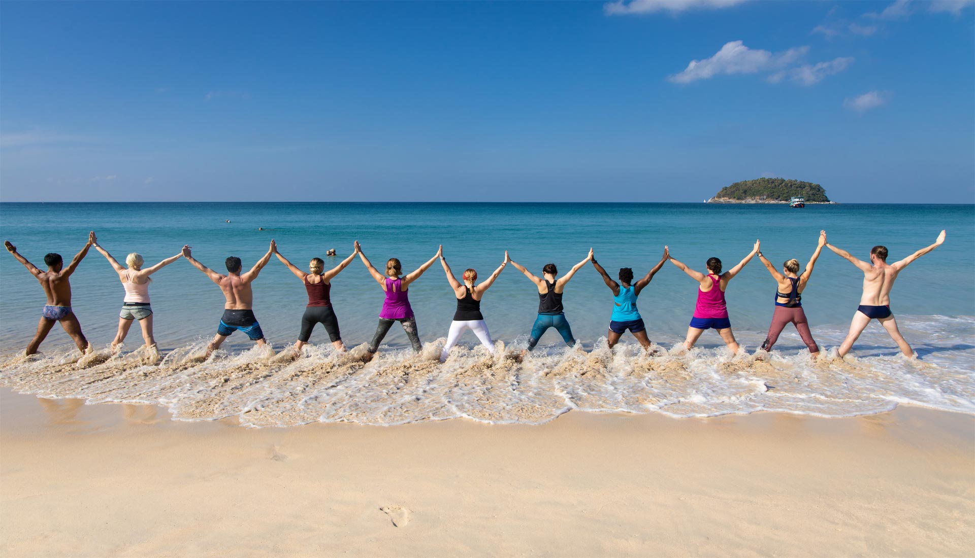 Clase de yoga en la playa