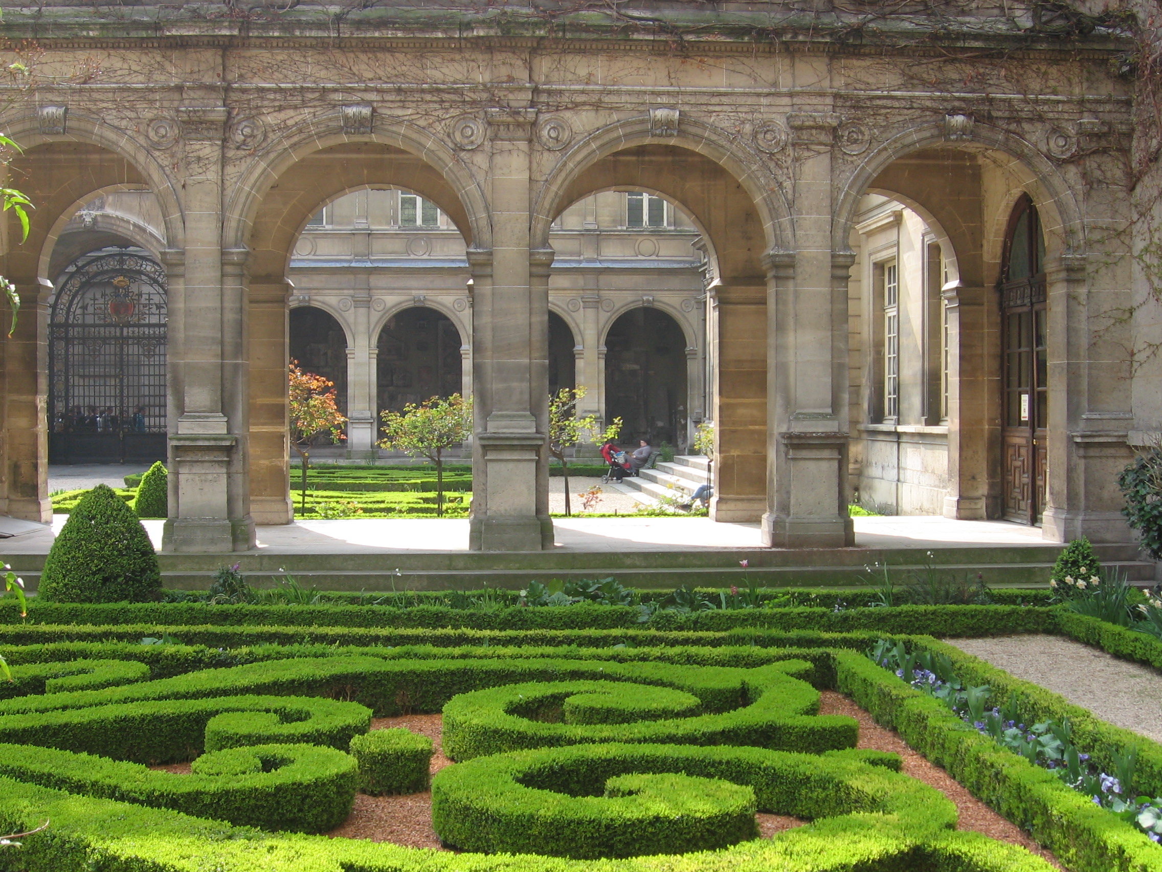 Trendy and Sumptous: Marais Lifestyle – Image 1 | WeShare