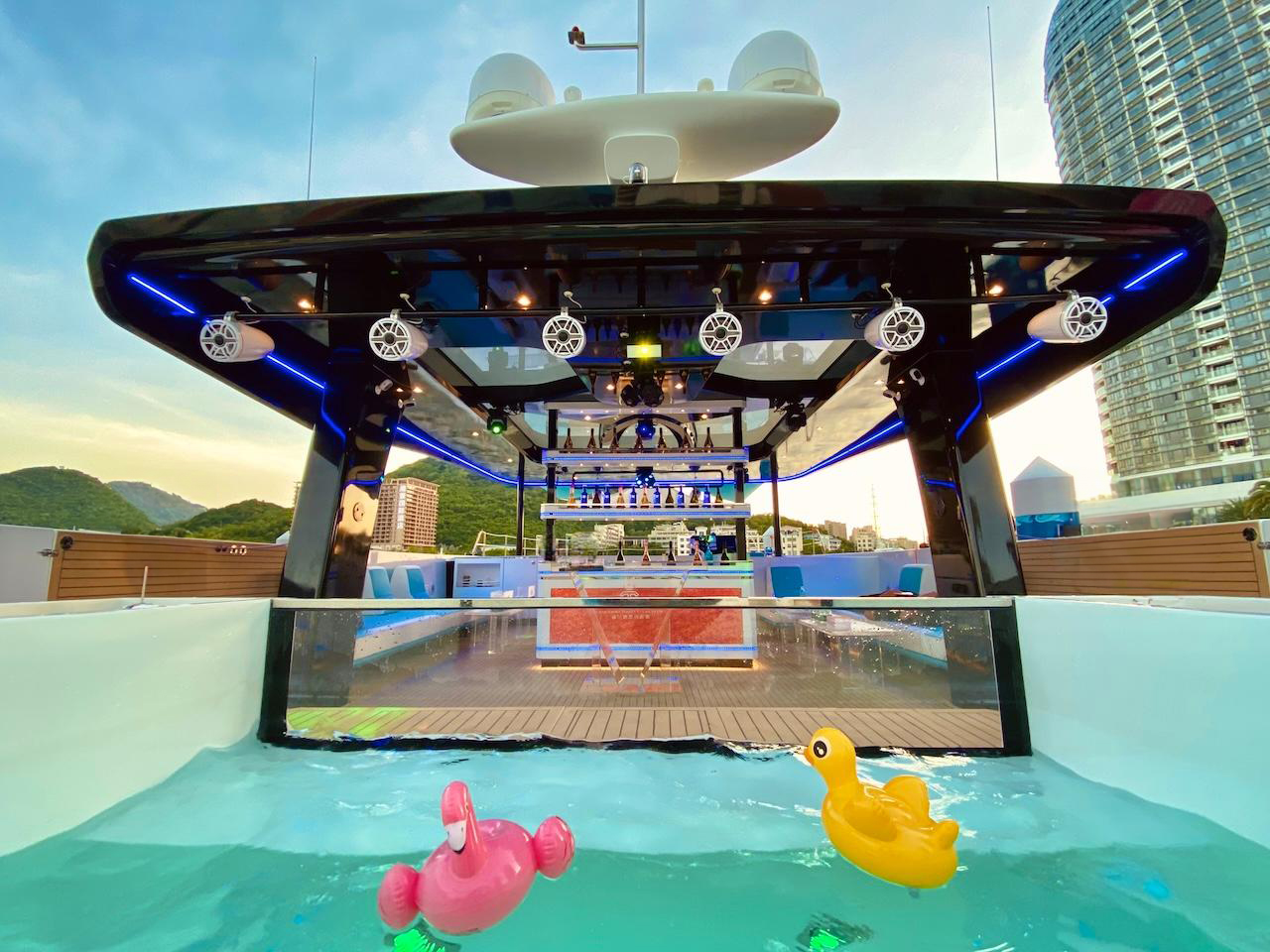 Fiesta nocturna en yate en Dubái con DJ en vivo y barra libre - Foto 3