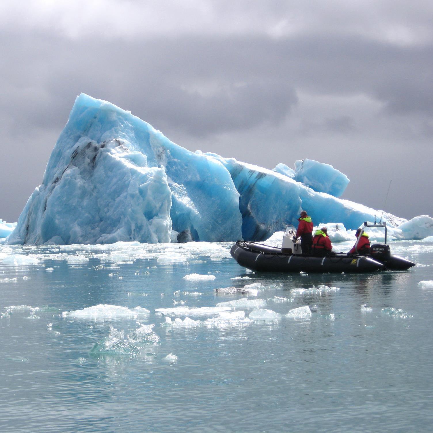 Glacier Adventure: Hike, Photoshoot & Zodiac Tour